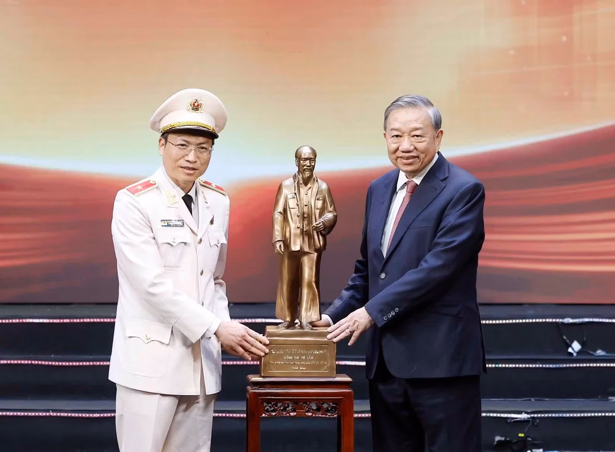 To Lam entrega una fotografía del Presidente Ho Chi Minh a la Oficina del Ministerio de Seguridad Pública.