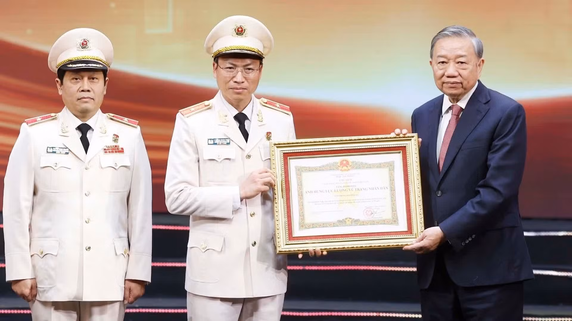 El secretario general del PCV y presidente del Estado, To Lam, entrega el título de Héroe de las Fuerzas Armadas Populares a la Oficina del Ministerio de Seguridad Pública.