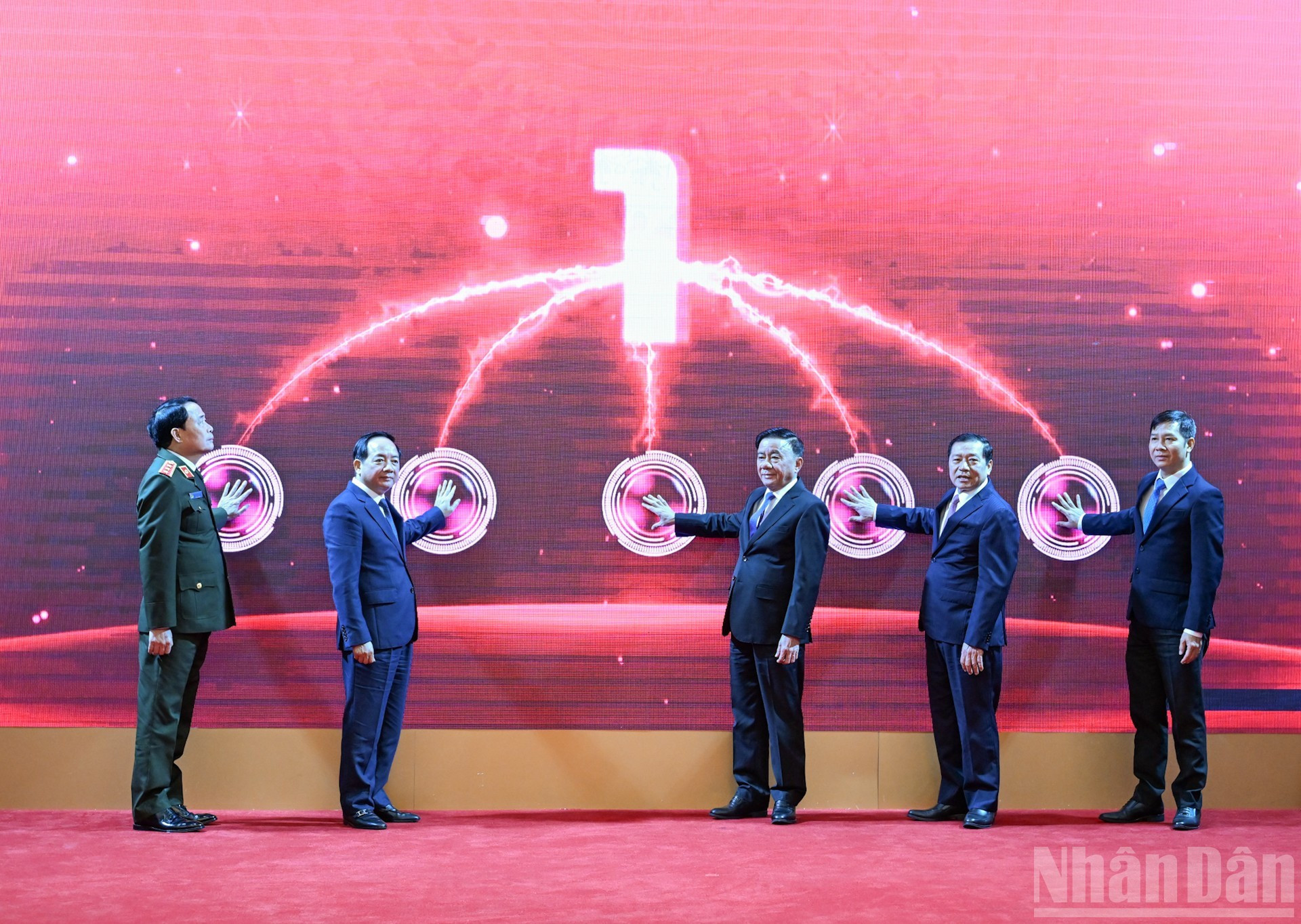 El miembro del Buró Político y permanente del Secretariado del Comité Central del PCV, Tran Cam Tu, junto con los delegados, realiza el acto simbólico de lanzamiento de la App TGDV en dispositivos móviles.