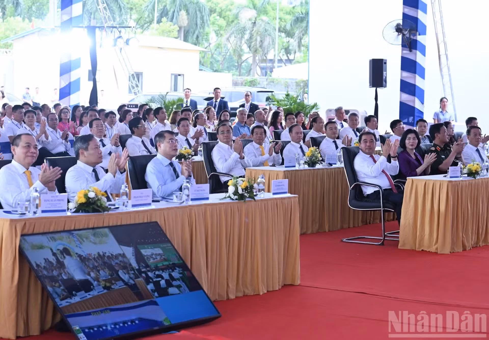 El primer ministro Le Minh Hung y los delegados participan en el acto.
