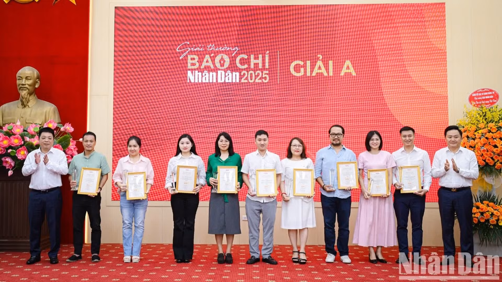 Que Dinh Nguyen y Phan Van Hung, vicepresidentes-editores del periódico Nhan Dan, entregan los premios A a los autores y grupos de autores.