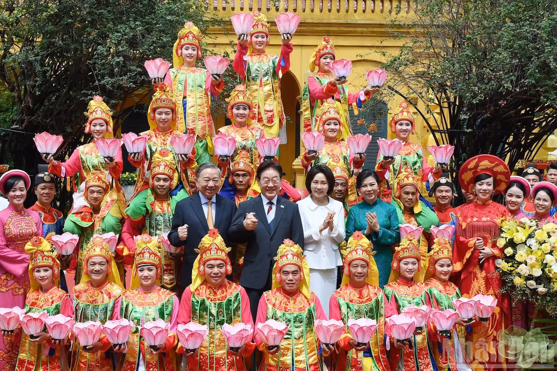 El secretario general del PCV y presidente de Vietnam, To Lam, y su esposa Ngo Phuong Ly, junto con el presidente de Corea del Sur, Lee Jae Myung, y su esposa Kim Hye Kyung, posan con artistas participantes en el programa.