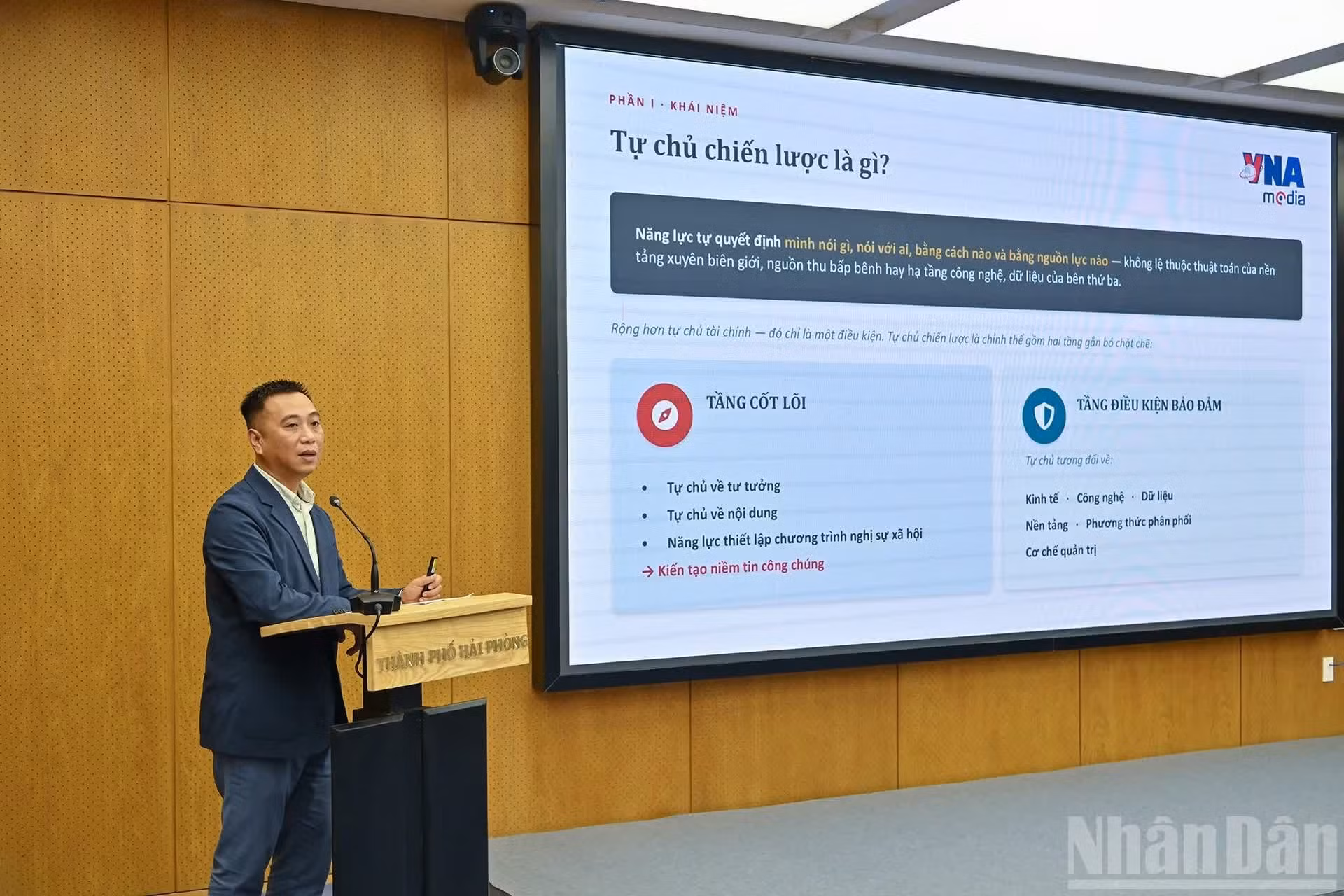 El subdirector del Centro de Contenidos Digitales y Comunicación de la Agencia Vietnamita de Noticias presenta la ponencia “Modelo de autonomía estratégica y experiencias prácticas en VNA Media”.