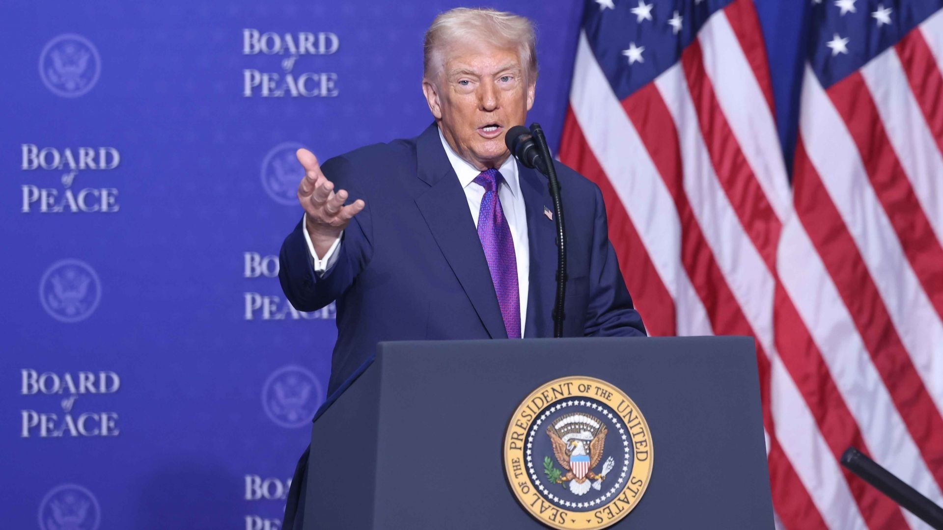 El presidente de Estados Unidos, Donald Trump, presidente fundador de la Junta de Paz para Gaza, interviene en la sesión inaugural. (Foto: Thong Nhat/VNA)