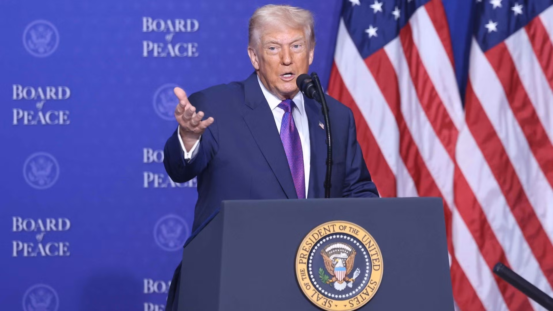 El presidente de Estados Unidos, Donald Trump, presidente fundador de la Junta de Paz para Gaza, interviene en la sesión inaugural. (Foto: Thong Nhat/VNA)