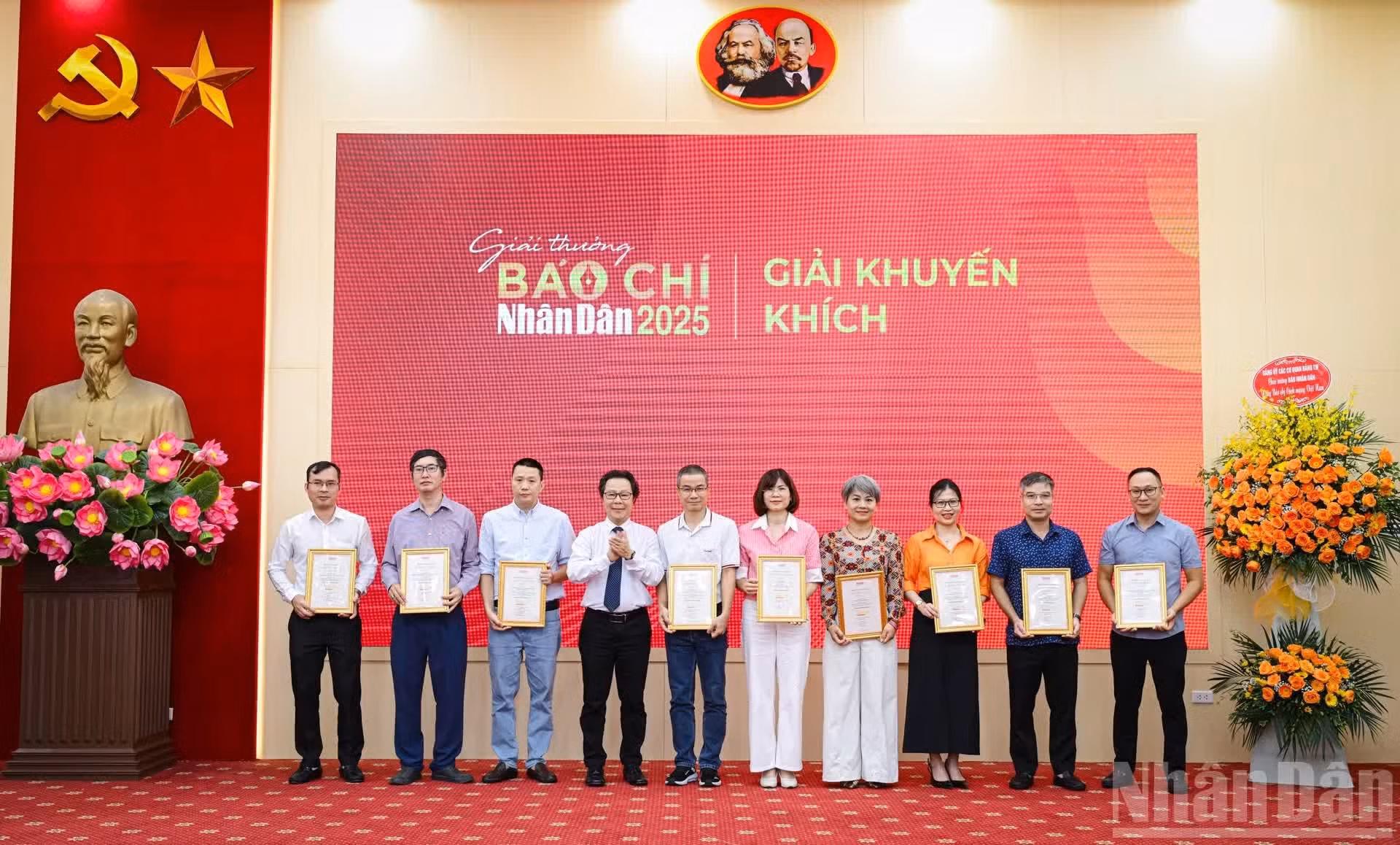 Colectivos e individuos reciben premios de consolación de los Premios de Periodismo Nhan Dan 2025.