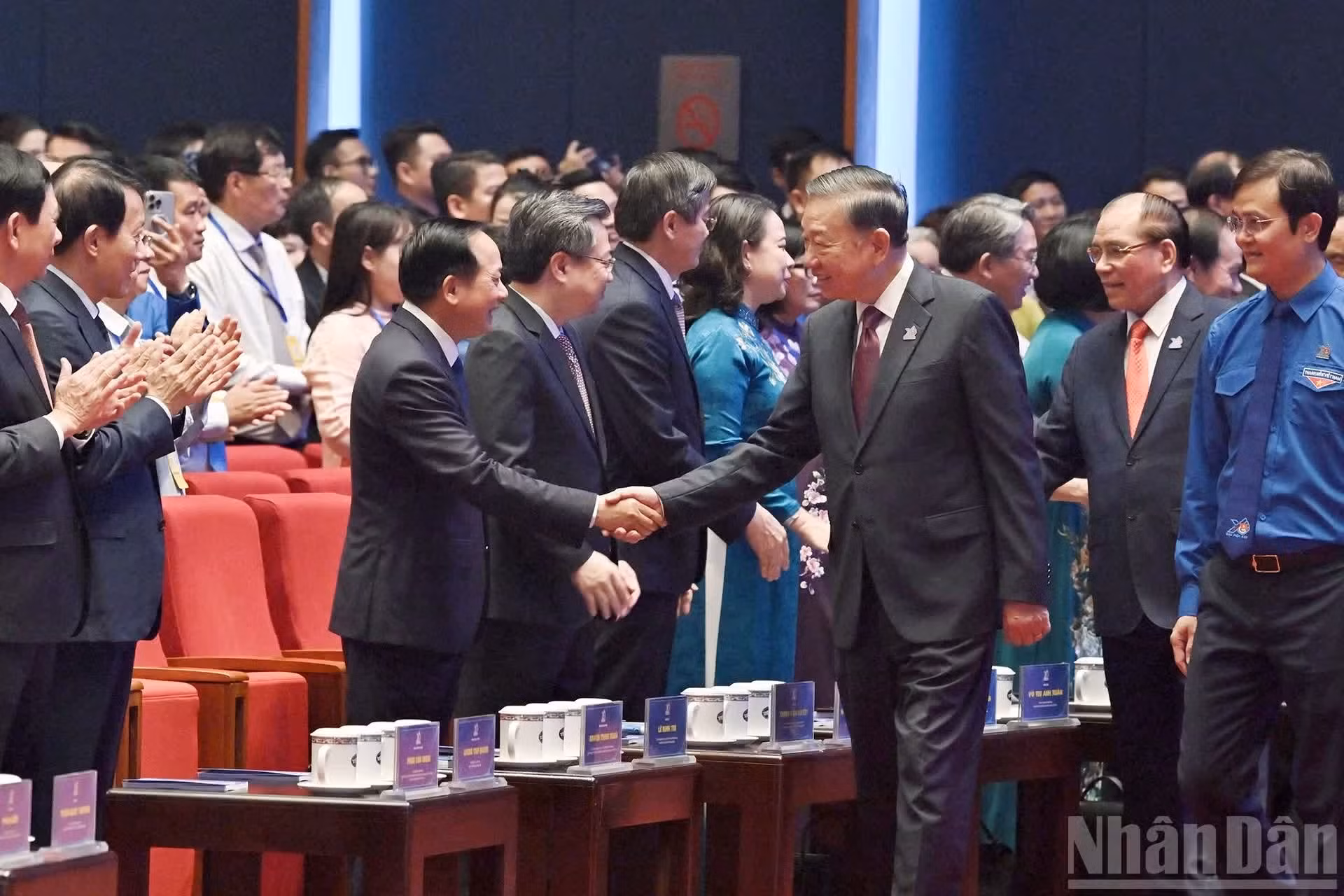El secretario general del Partido Comunista y presidente de Vietnam, To Lam, y los delegados durante la sesión plenaria.