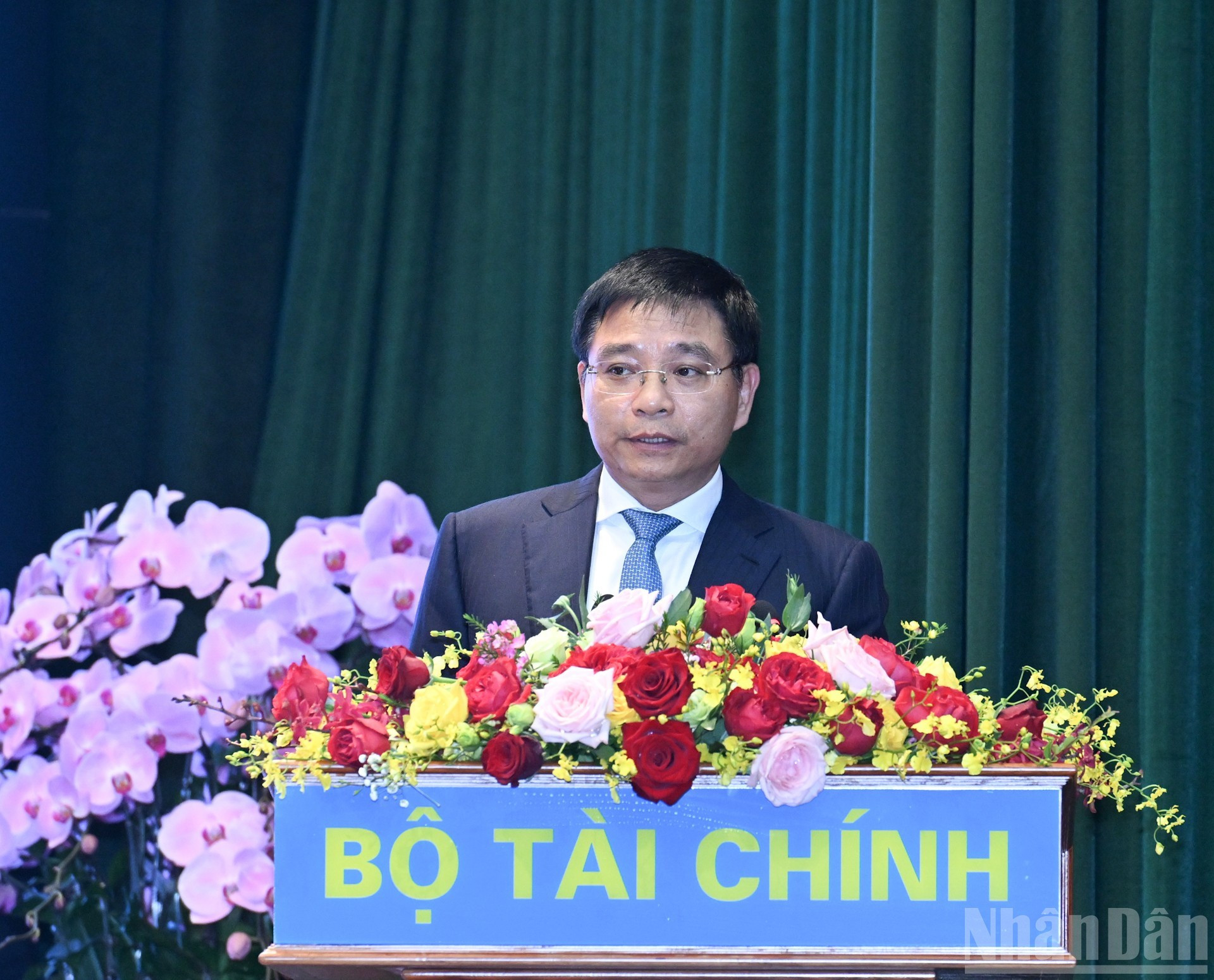 El ministro de Finanzas, Nguyen Van Thang, presenta el informe de balance de las labores de 2025 y el despliegue de las tareas para 2026 de la hacienda.