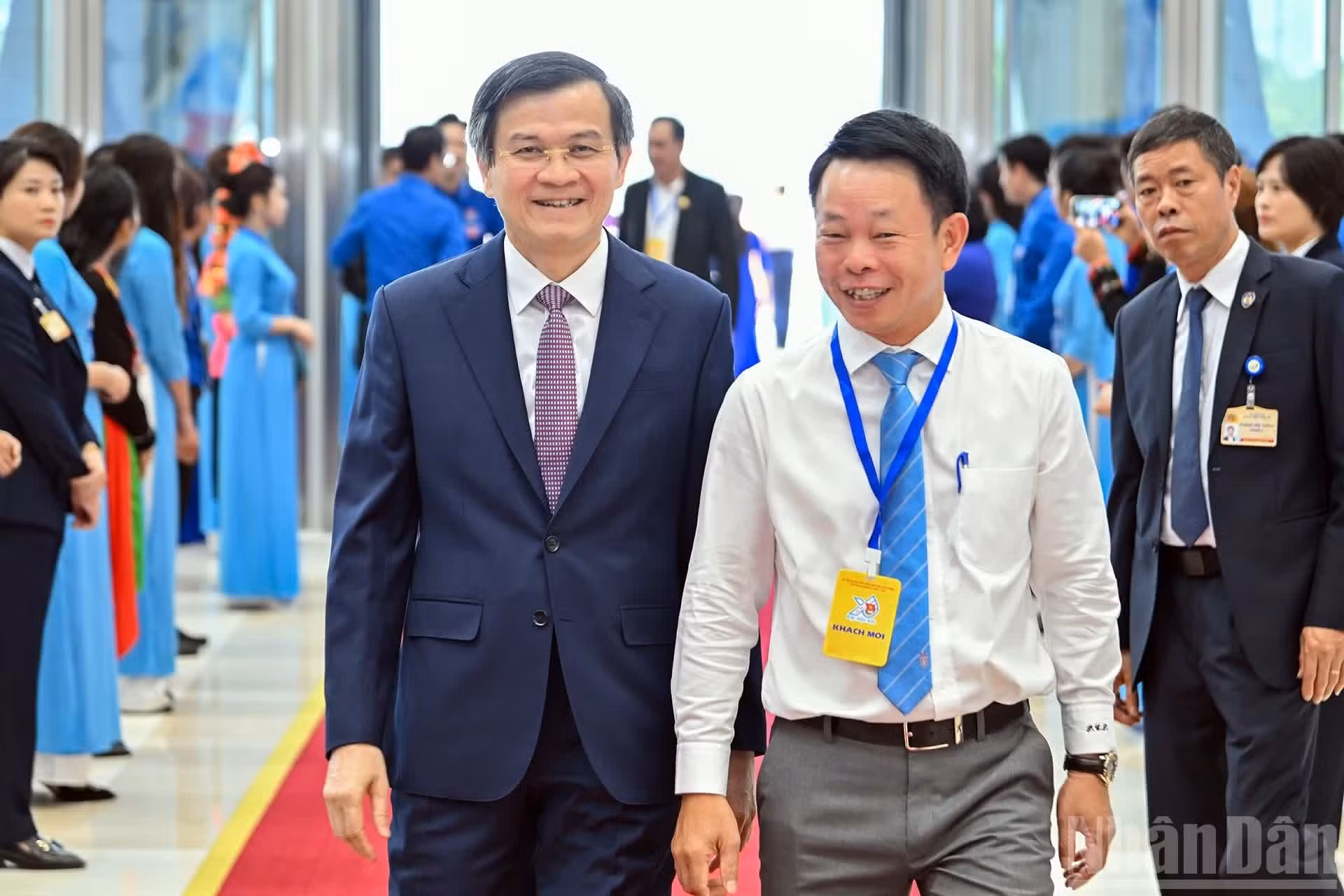 El director de la Academia Nacional de Política Ho Chi Minh, Doan Minh Huan, participa en la sesión inaugural.