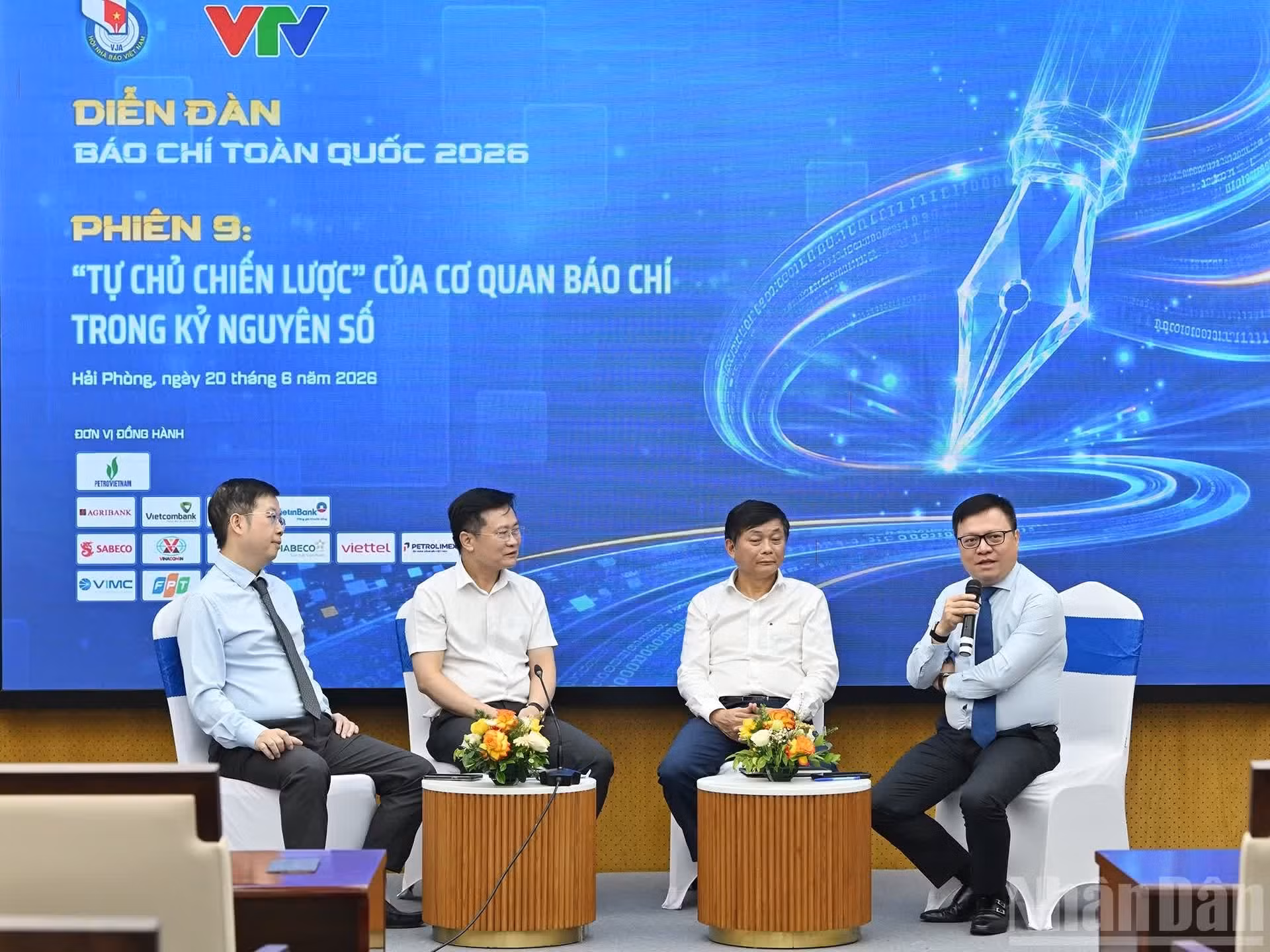 Le Quoc Minh y los ponentes participan en el debate “Autonomía estratégica de los medios de comunicación en la era digital”.