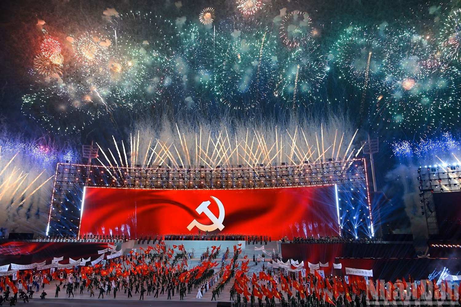 Fuegos artificiales iluminan el cielo de Hanói para celebrar el éxito del XIV Congreso Nacional del PCV.