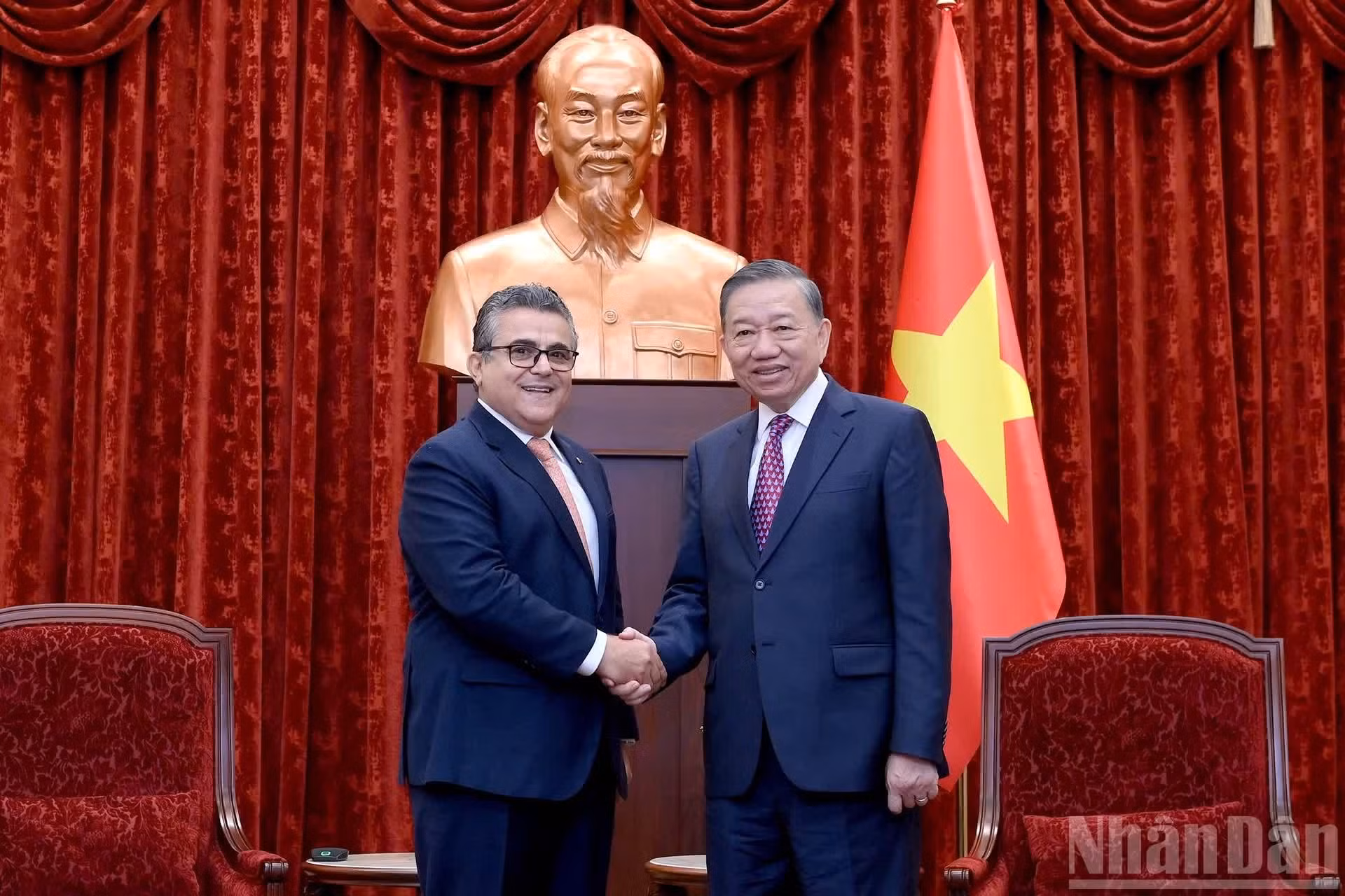 El secretario general del Partido Comunista y presidente de Vietnam, To Lam, y el embajador de Palestina, Saadi Salama, durante la recepción.