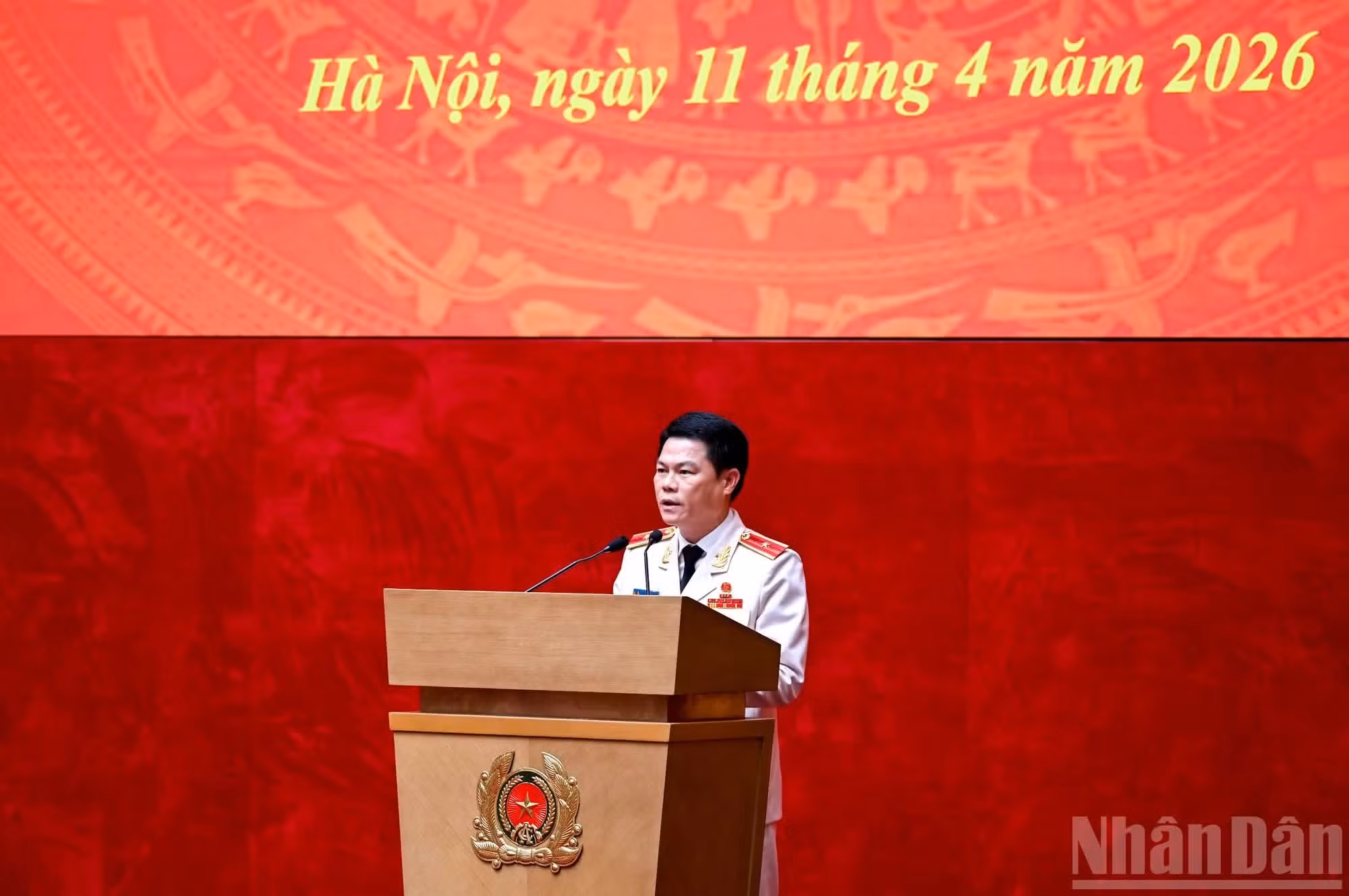 El mayor general Nguyen Huu Manh, director del Departamento de Seguridad Interna, pronuncia el discurso en el acto.