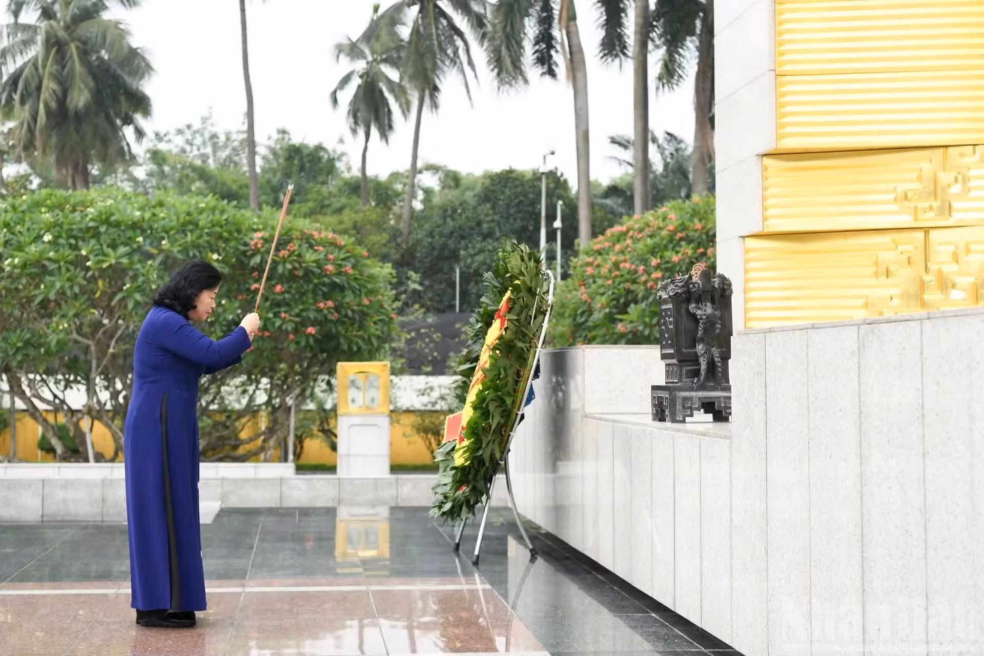 La presidenta del Comité Central del FPV, Bui Thi Minh Hoai, ofrece incienso en homenaje a los héroes y mártires.