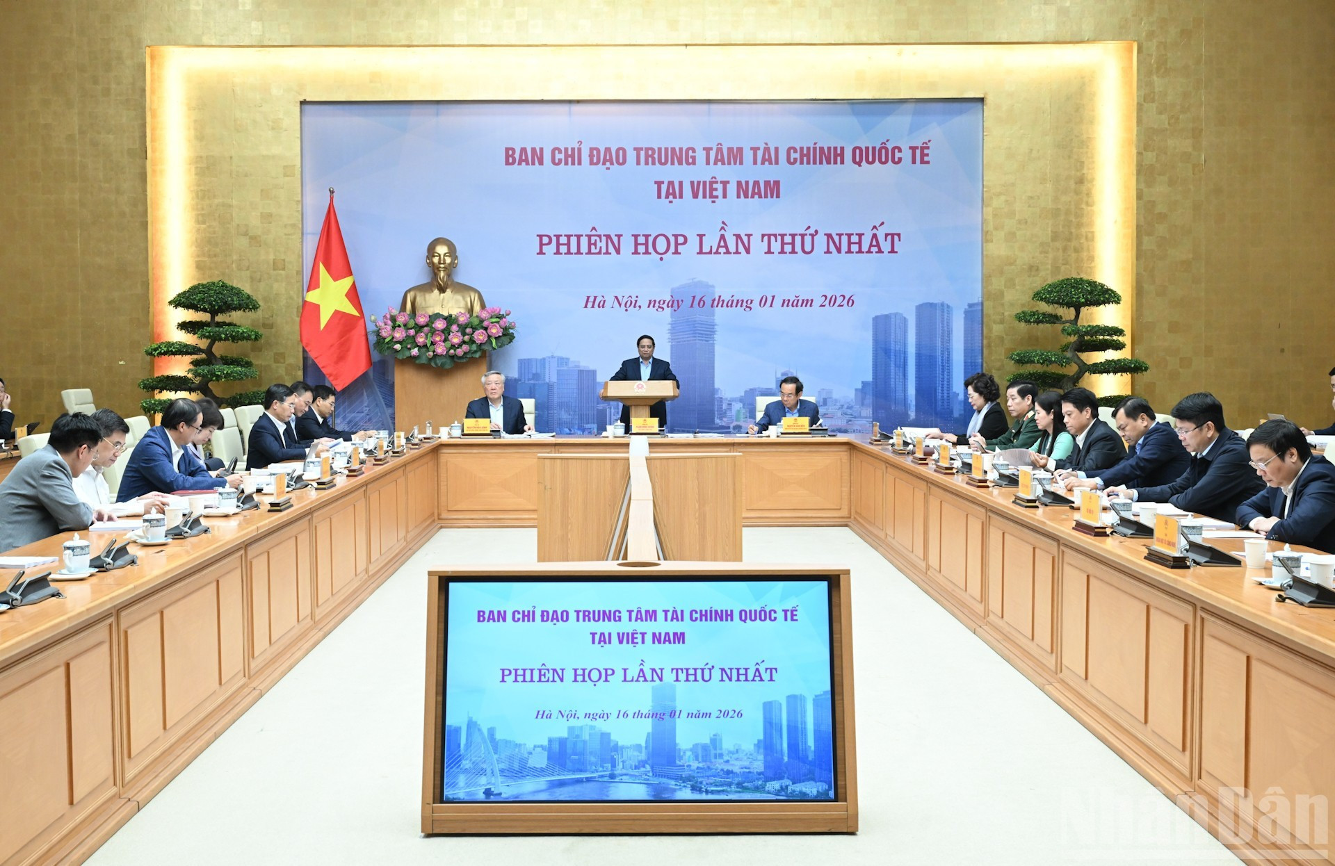 El primer ministro Pham Minh Chinh preside reunión.