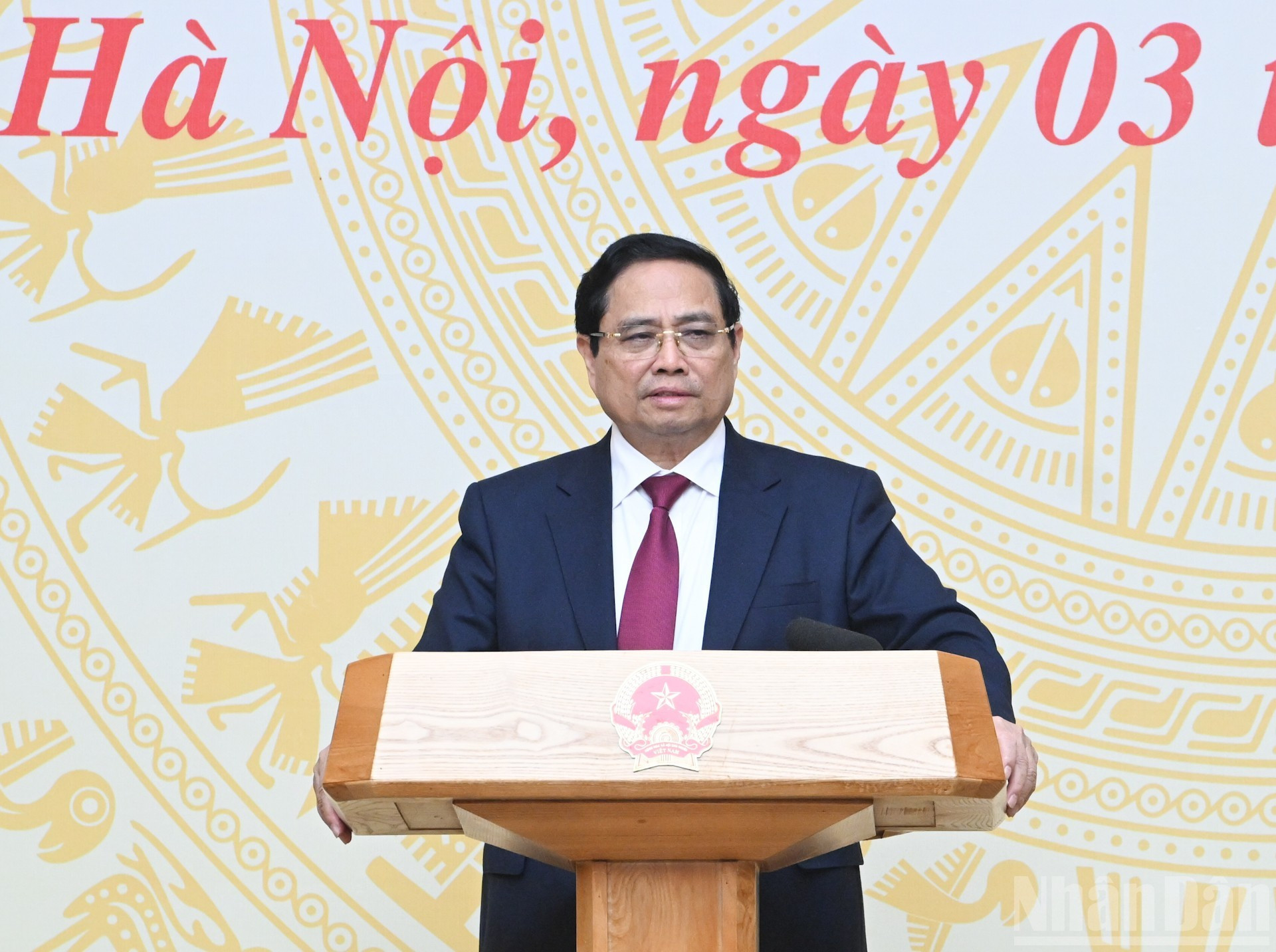 El primer ministro Pham Minh Chinh interviene en la reunión.