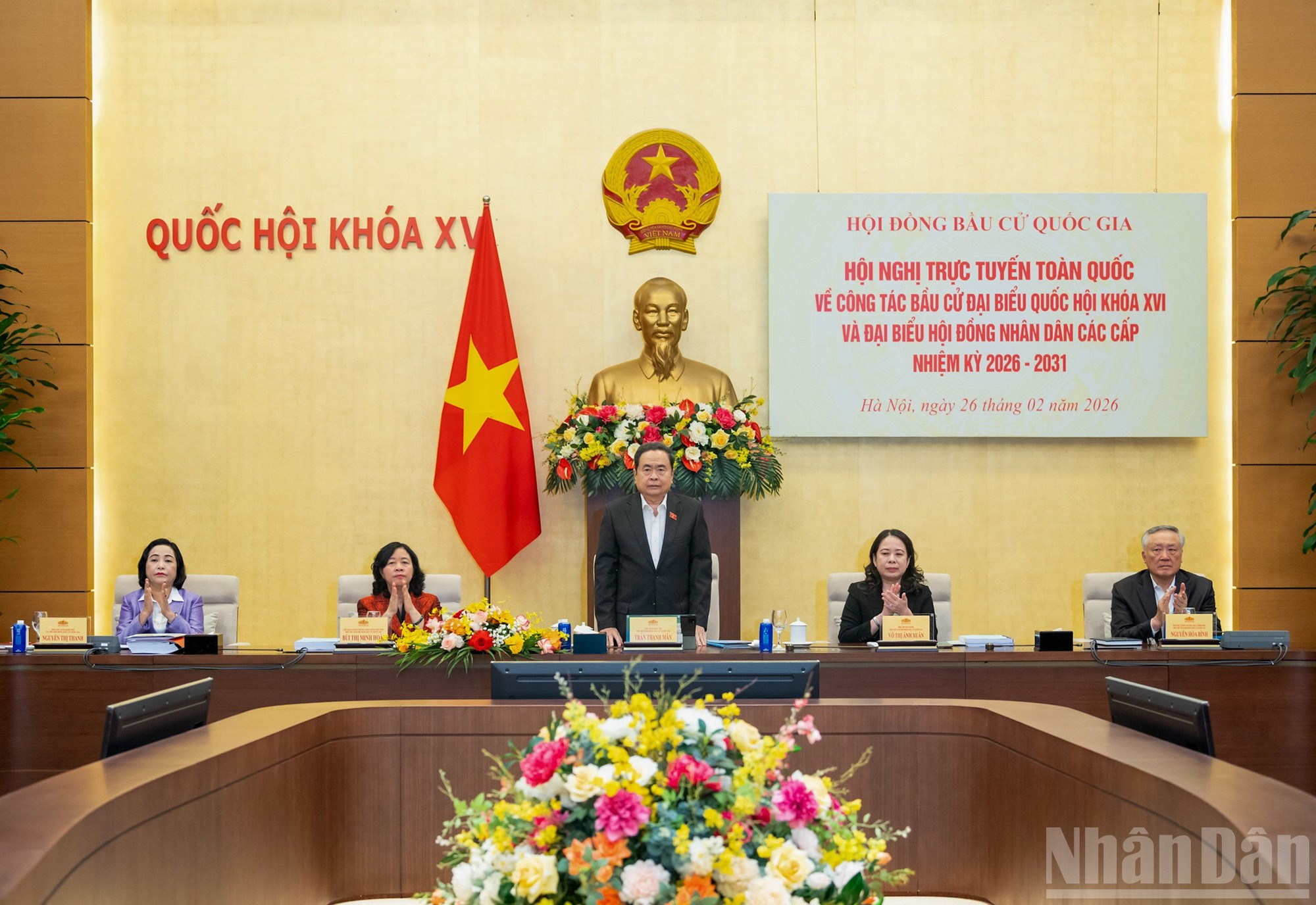 El presidente de la AN, Tran Thanh Man, titular del Consejo Electoral Nacional, preside la conferencia. (Foto: Duy Linh)