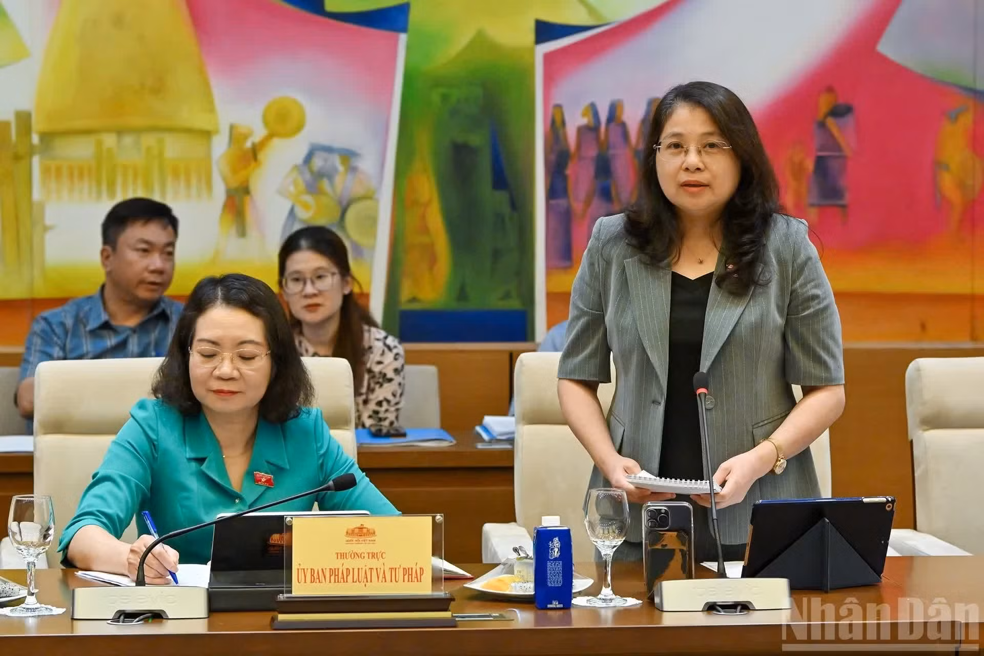 La vicepresidenta de la Comisión de Jurídica y Judicial, Tran Hong Nguyen, interviene en la reunión.
