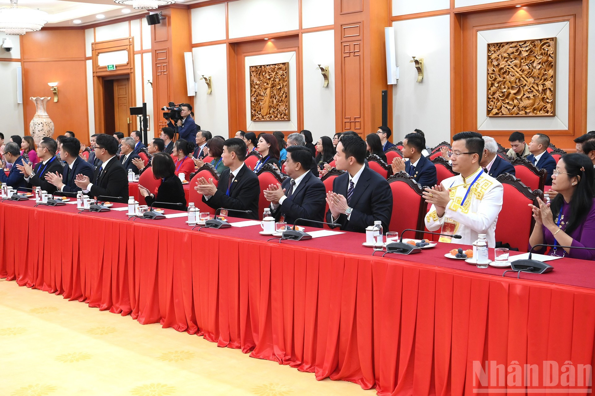 Los representantes destacados de la comunidad de vietnamitas en el exterior participan en el encuentro.