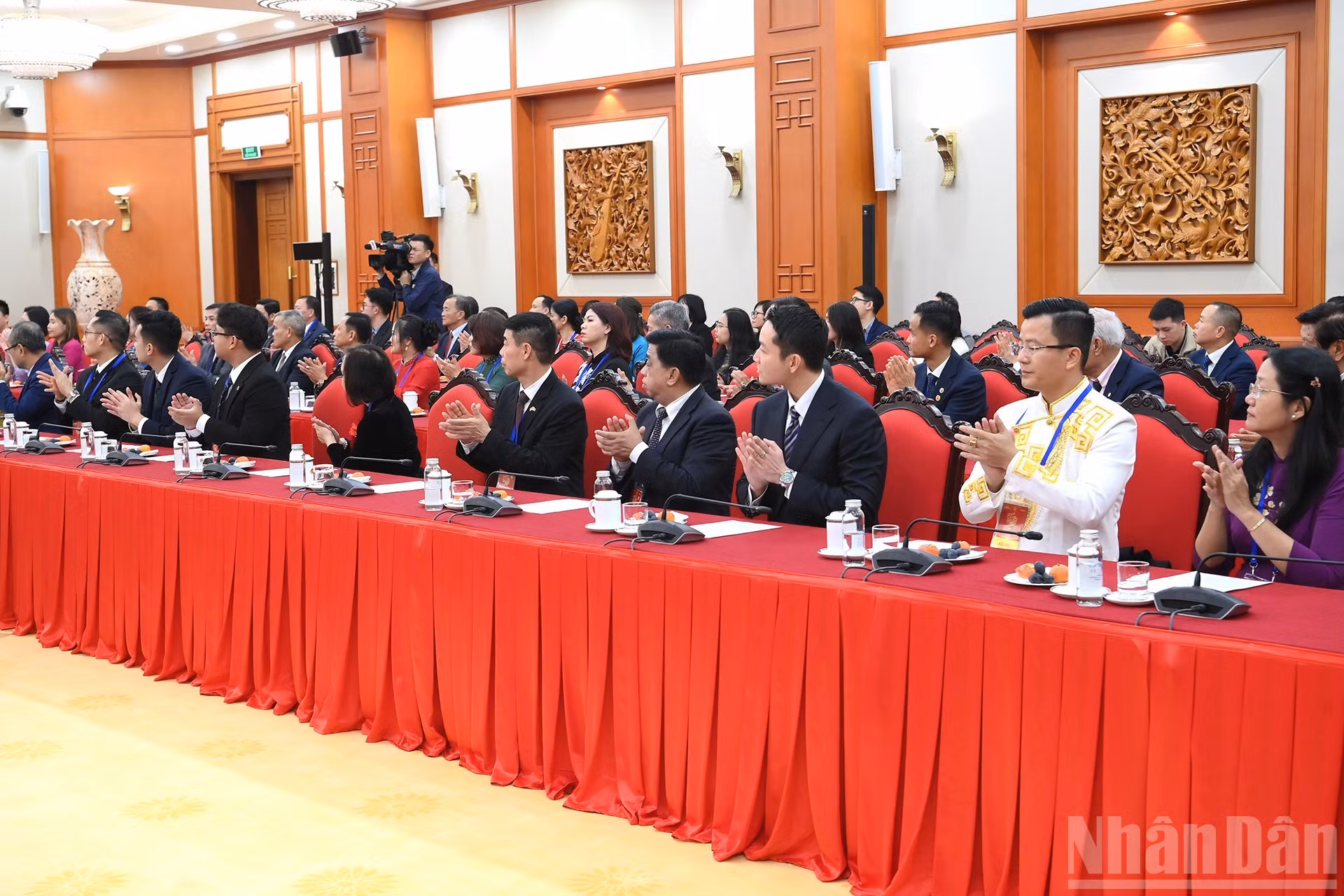 Los representantes destacados de la comunidad de vietnamitas en el exterior participan en el encuentro.