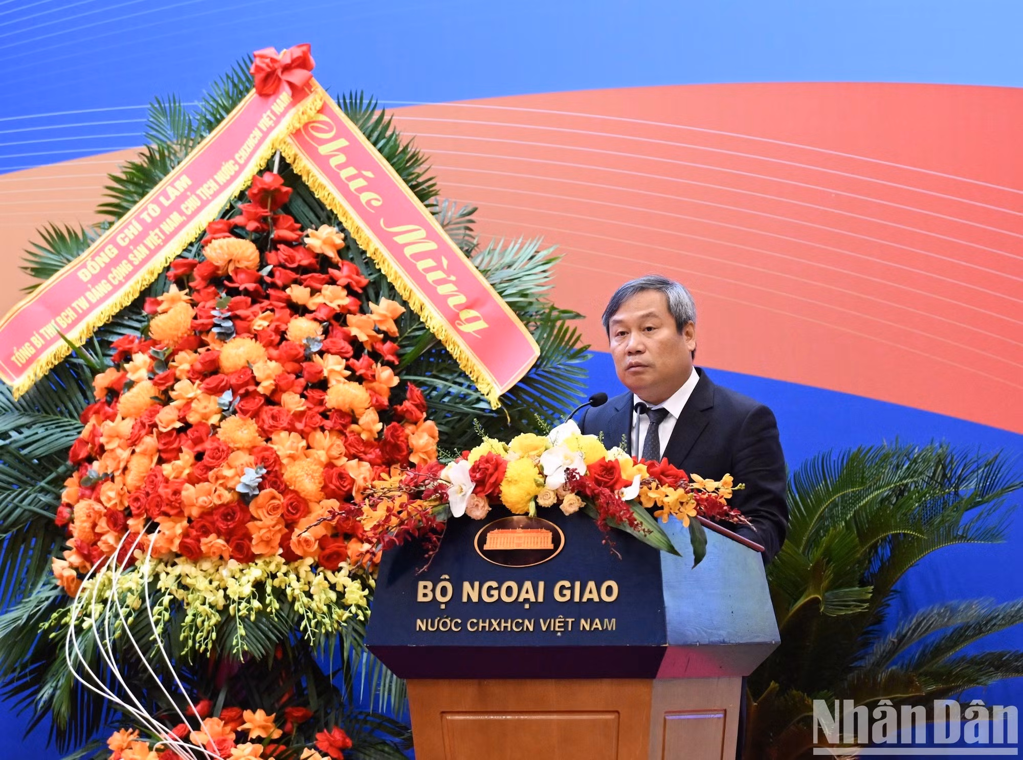 Vu Dai Thang, miembro del Comité Central del Partido, subsecretario del Comité partidista de Hanói y presidente del Comité Popular municipal, presenta una ponencia en el evento.