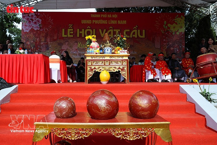 El ambiente solemne de la ceremonia inaugural del festival de lucha con pelota de la aldea de Thuy Linh. (Foto: VNA)