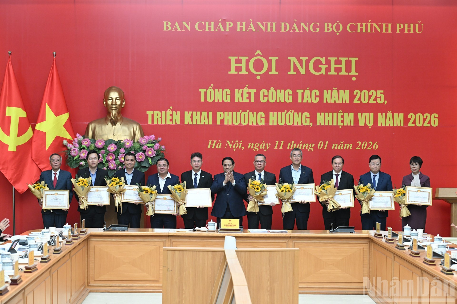 Pham Minh Chinh entrega certificados de mérito a personas destacadas del Comité del Partido del Gobierno.