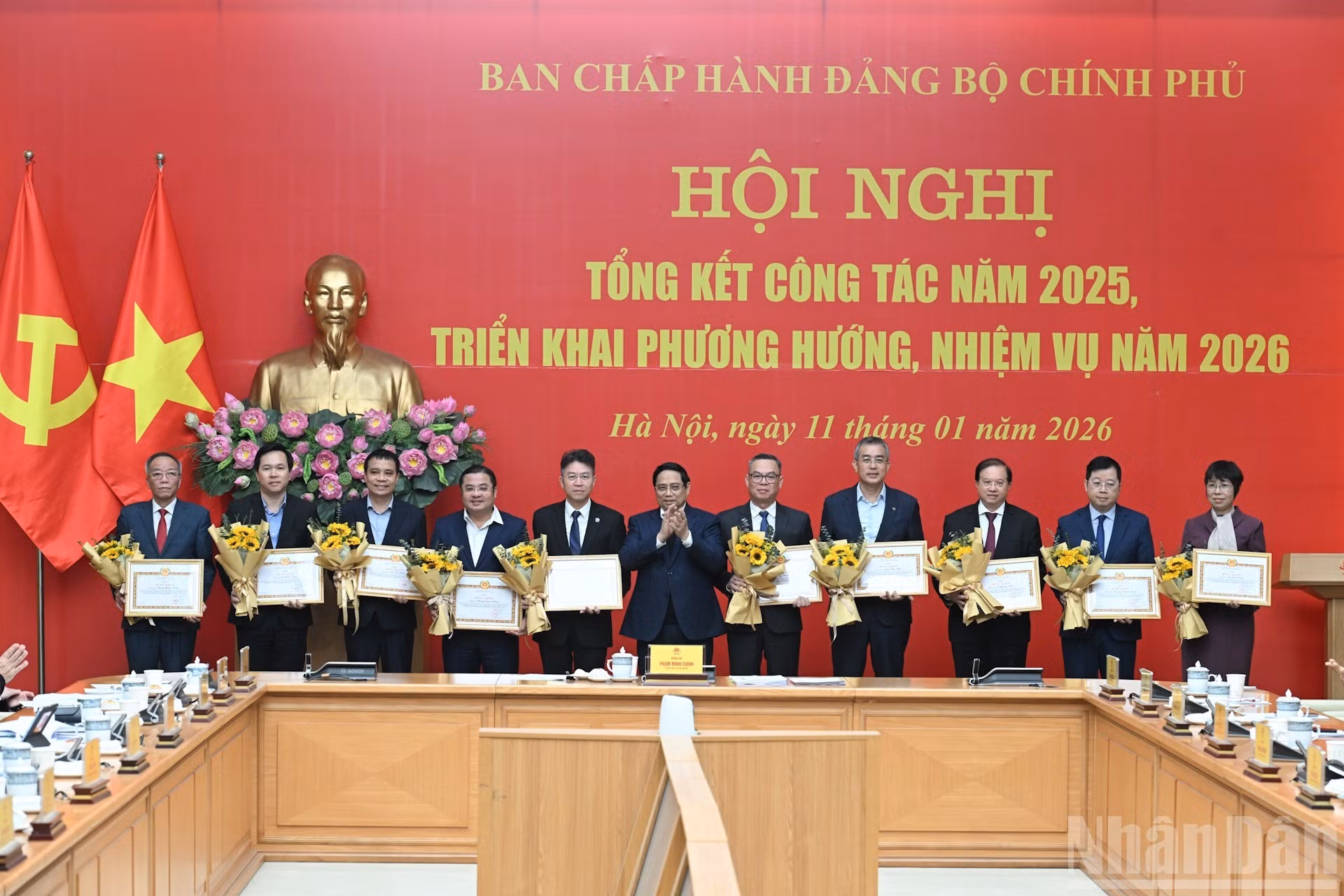Pham Minh Chinh entrega certificados de mérito a personas destacadas del Comité del Partido del Gobierno.