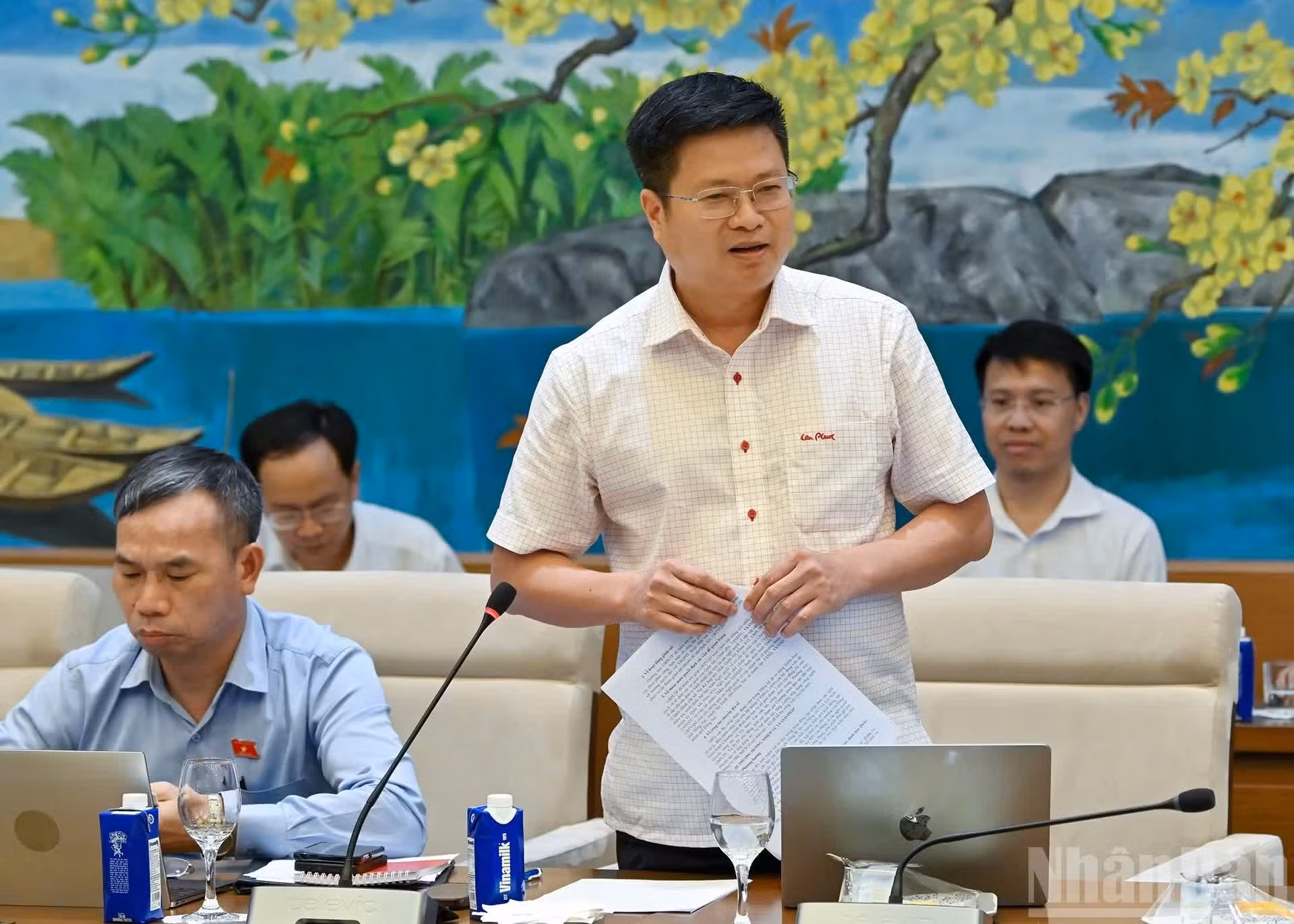 El miembro y diputado de dedicación exclusiva de la Comisión de Jurídica y Judicial, Truong Ho Hai interviene en la reunión.
