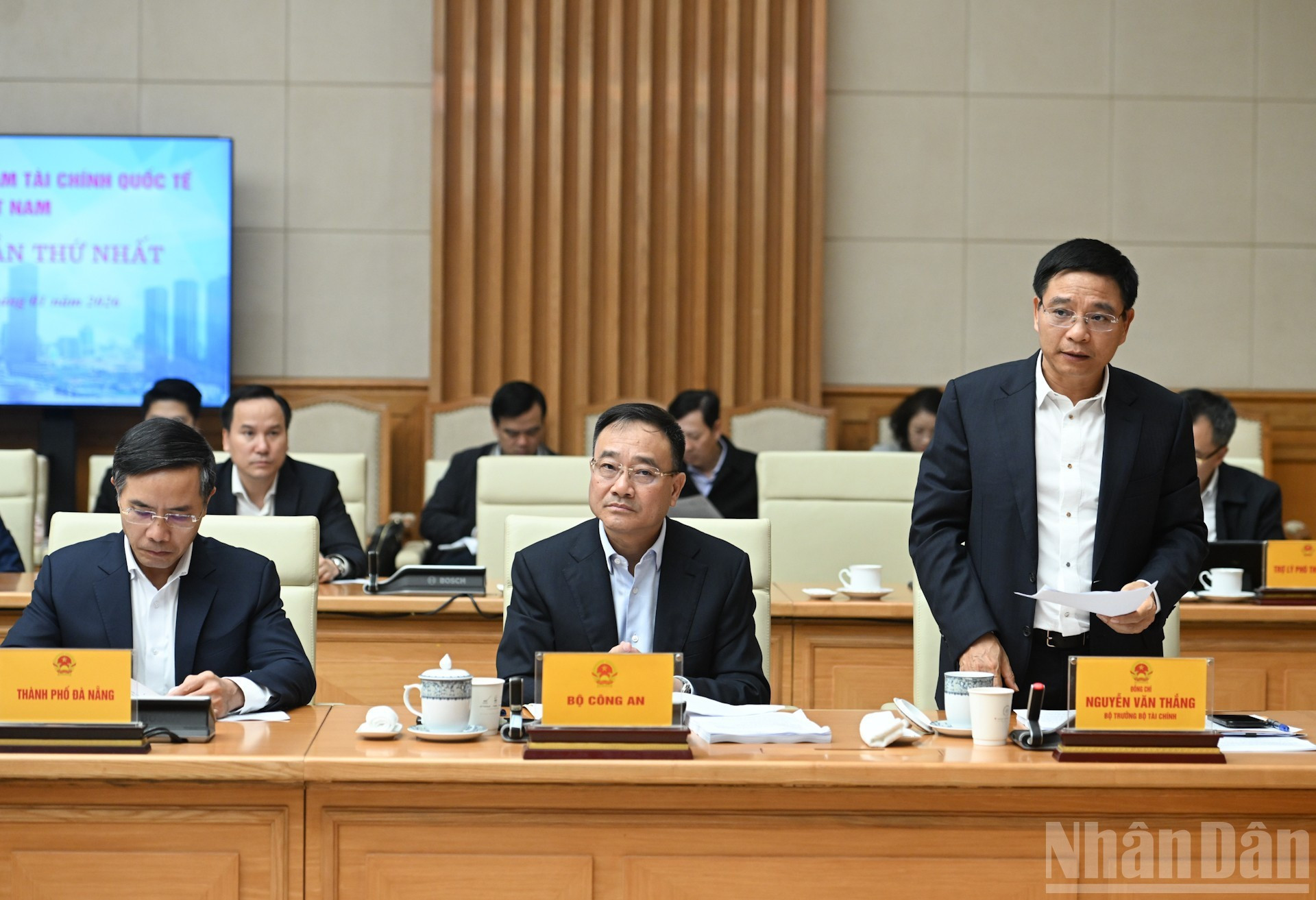 El ministro de Finanzas, Nguyen Van Thang, interviene en la cita.