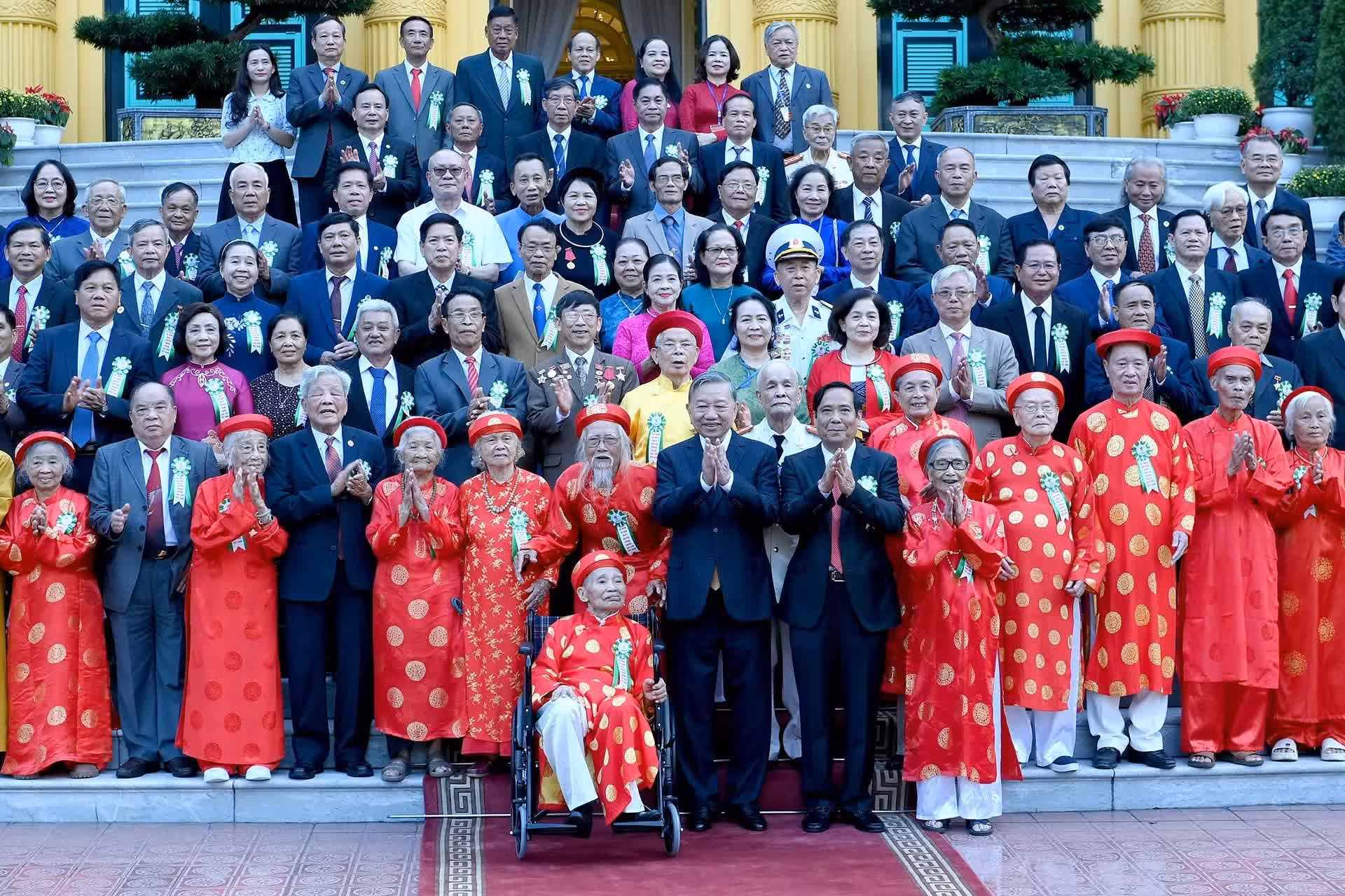 El líder vietnamita posa para una foto junto con los delegados asistentes al encuentro.