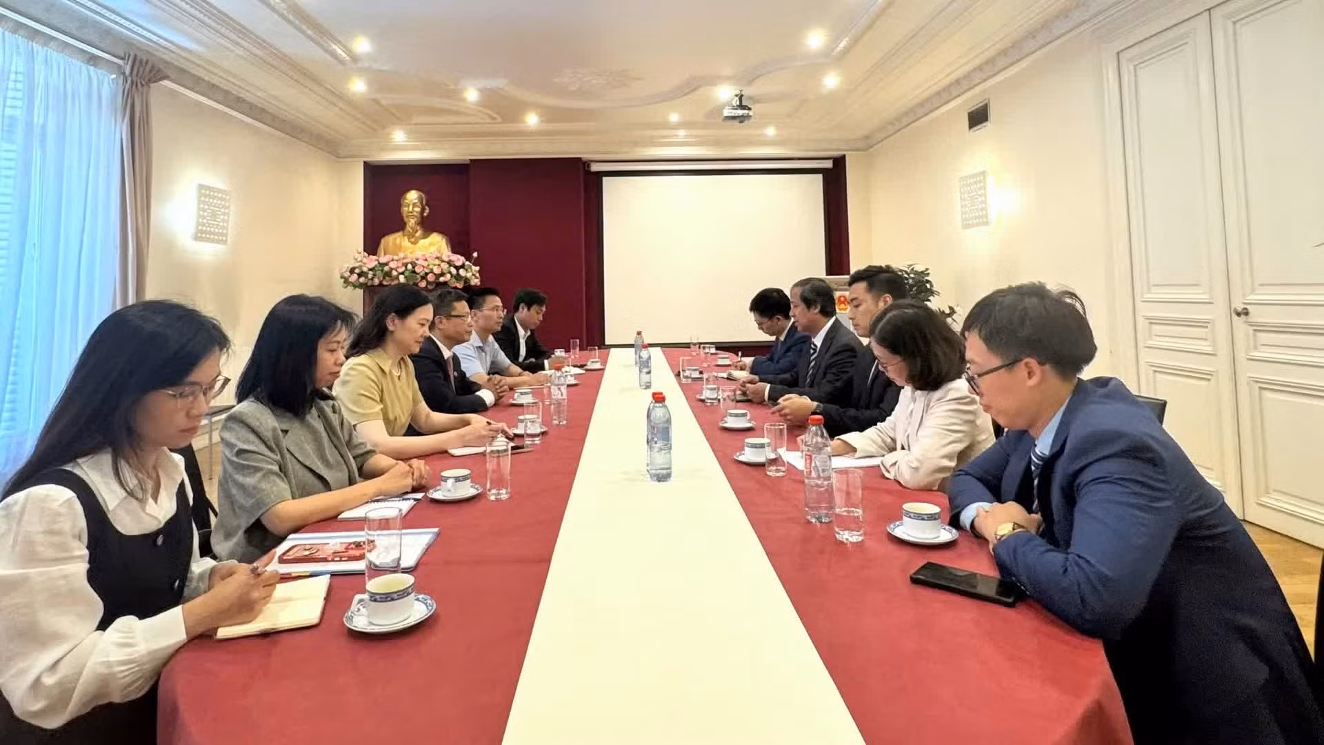 En el marco de la visita, la delegación mantiene una reunión de trabajo con la embajada de Vietnam en Francia. El embajador Trinh Duc Hai y representantes de las agencias vietnamitas acreditadas en ese país informaron sobre el estado de las relaciones bilaterales, las actividades diplomáticas y la situación de la comunidad vietnamita residente en Francia.