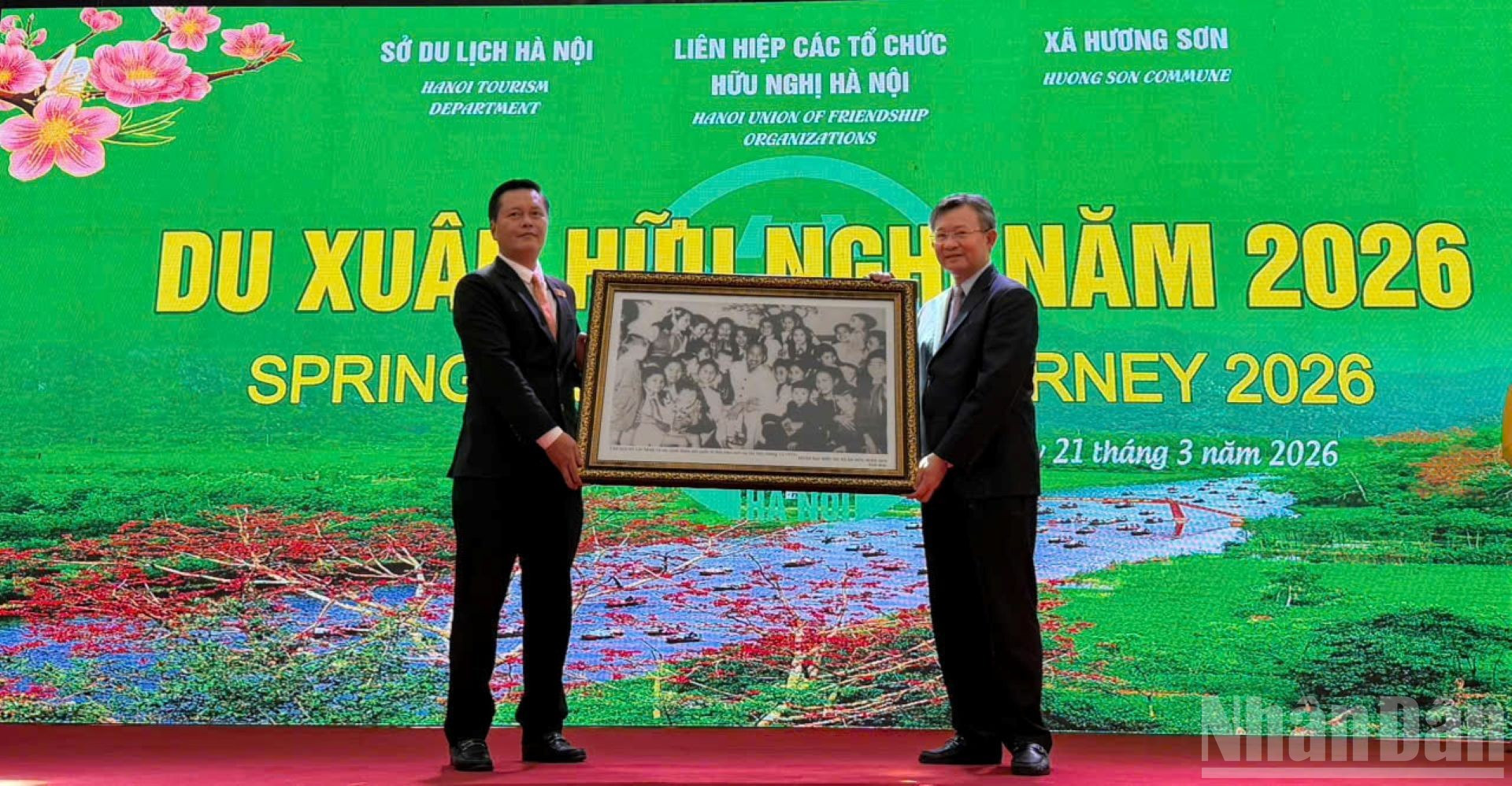 El presidente de la Unión de Haufo, Nguyen Ngoc Ky, entrega un recuerdo a representantes del gobierno de la comuna de Huong Son.