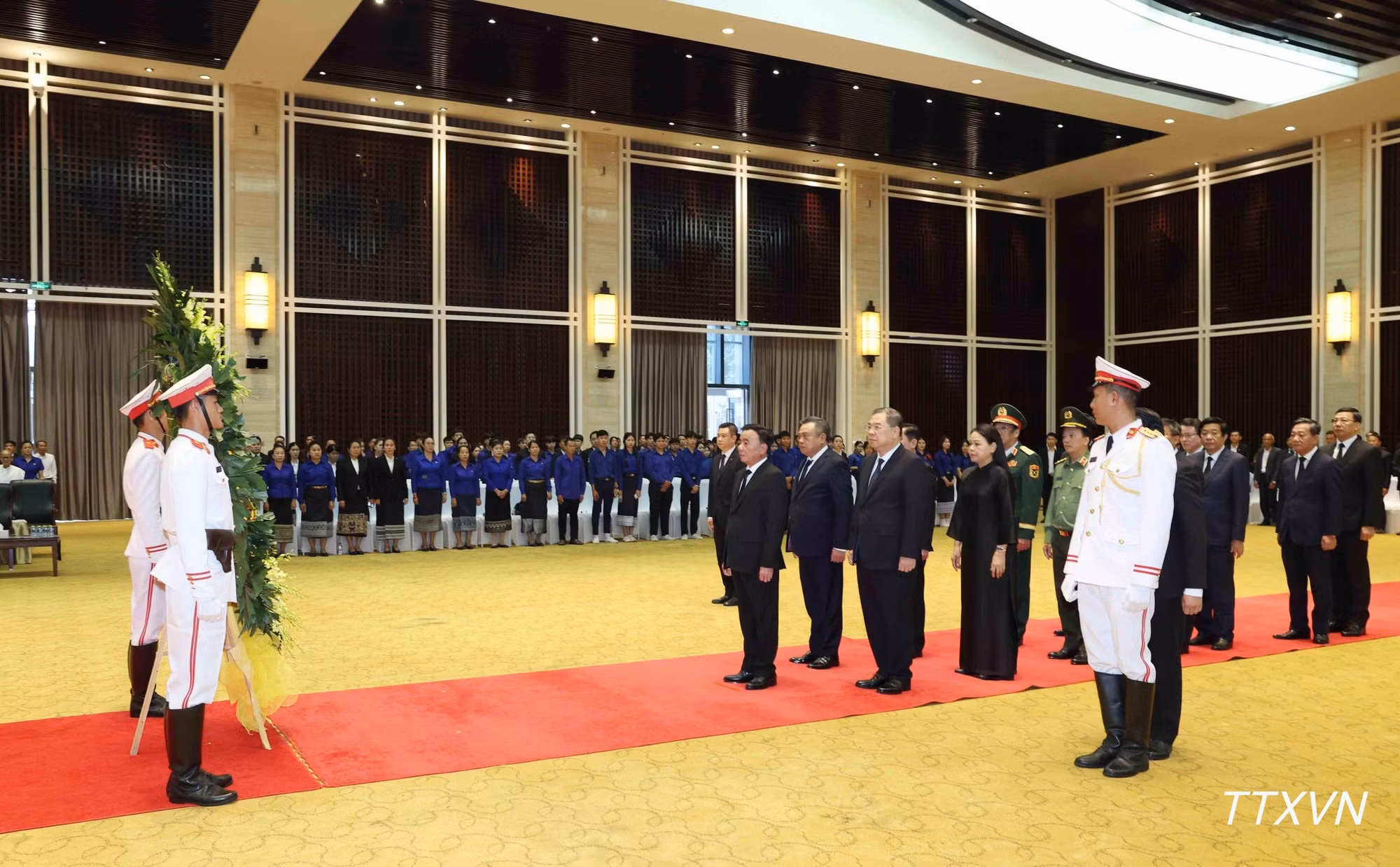Tran Cam Tu encabeza la delegación de alto nivel del Partido y Estado de Vietnam que rinde homenaje a Saysomphone Phomvihane, miembro del Buró Político y presidente de la Asamblea Nacional de Laos. (Foto: VNA)