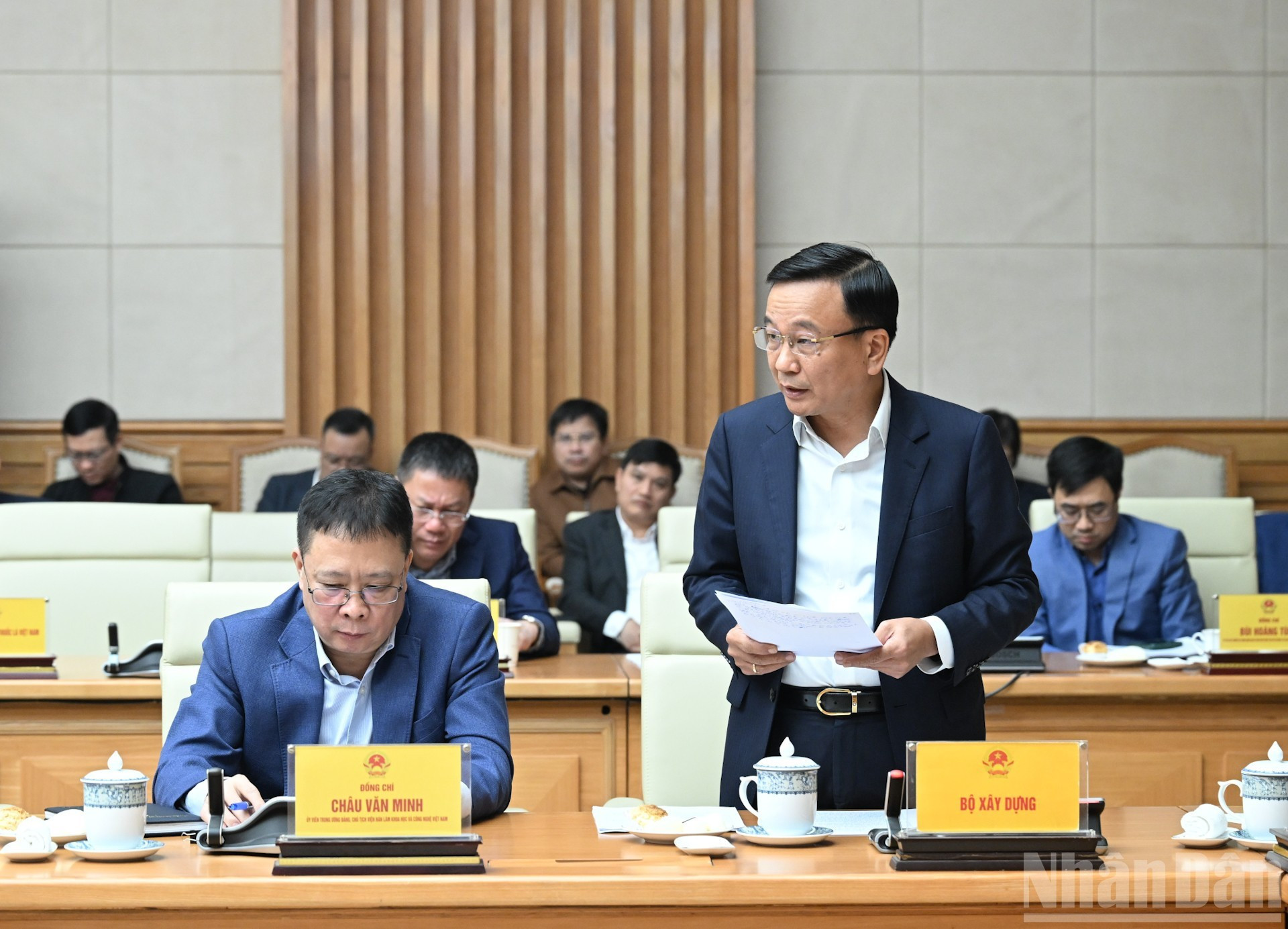 El viceministro de Construcción, Nguyen Danh Huy, presenta una ponencia.