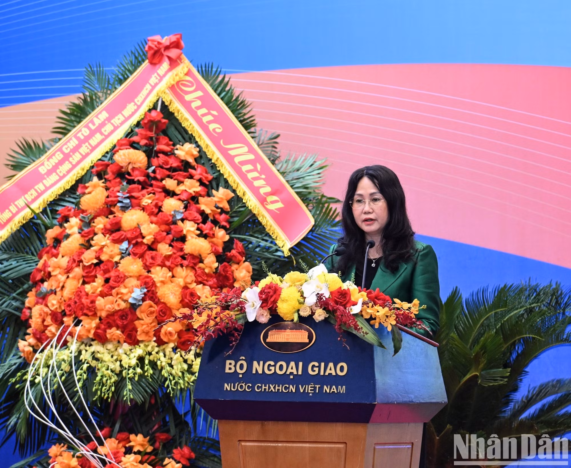 Lam Thi Phuong Thanh, miembro del Comité Central del Partido y ministra de Cultura, Deportes y Turismo, presenta una ponencia en el evento.