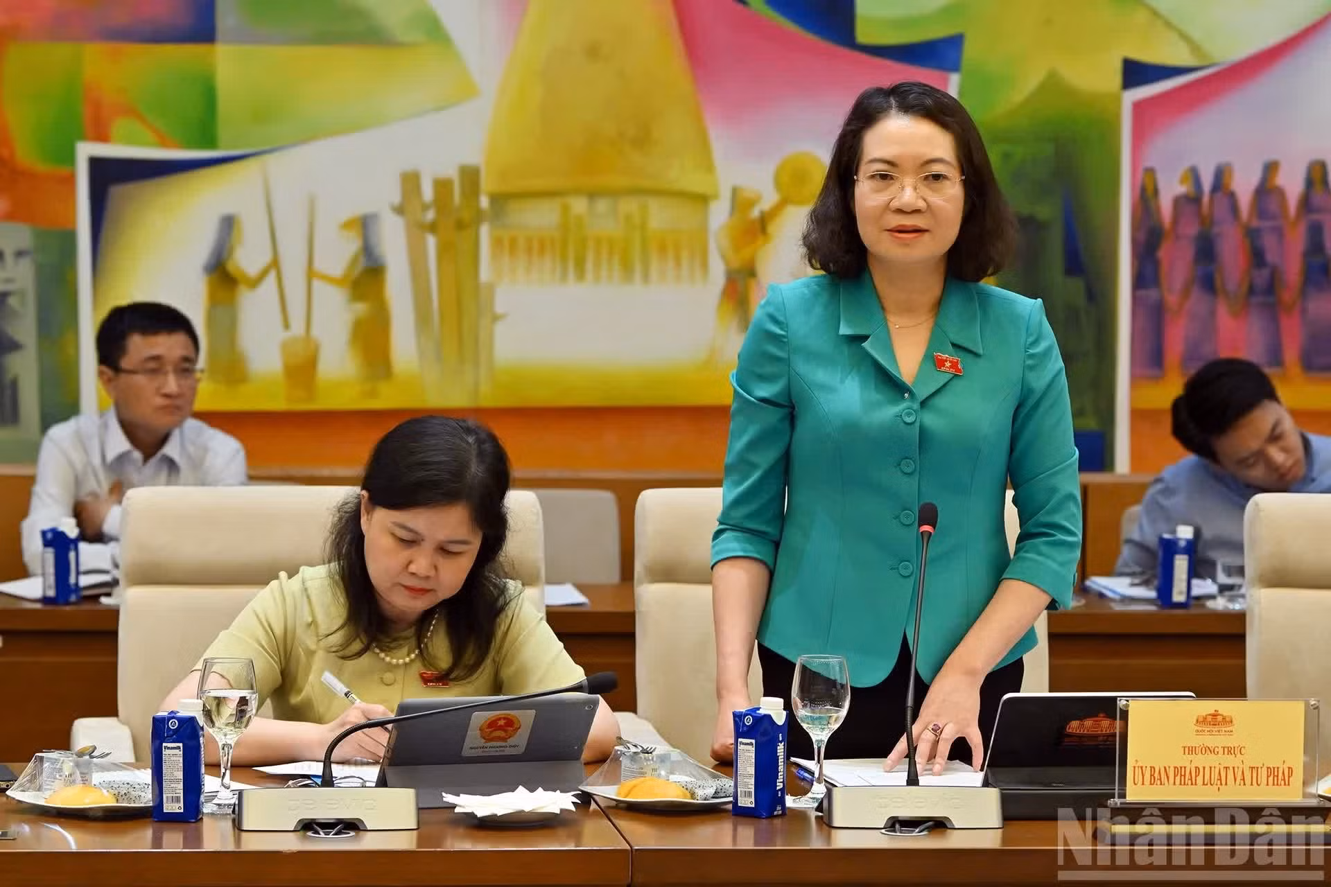 La vicepresidenta de la Comisión Jurídica y Judicial, Mai Thi Phuong Hoa, interviene en la reunión.