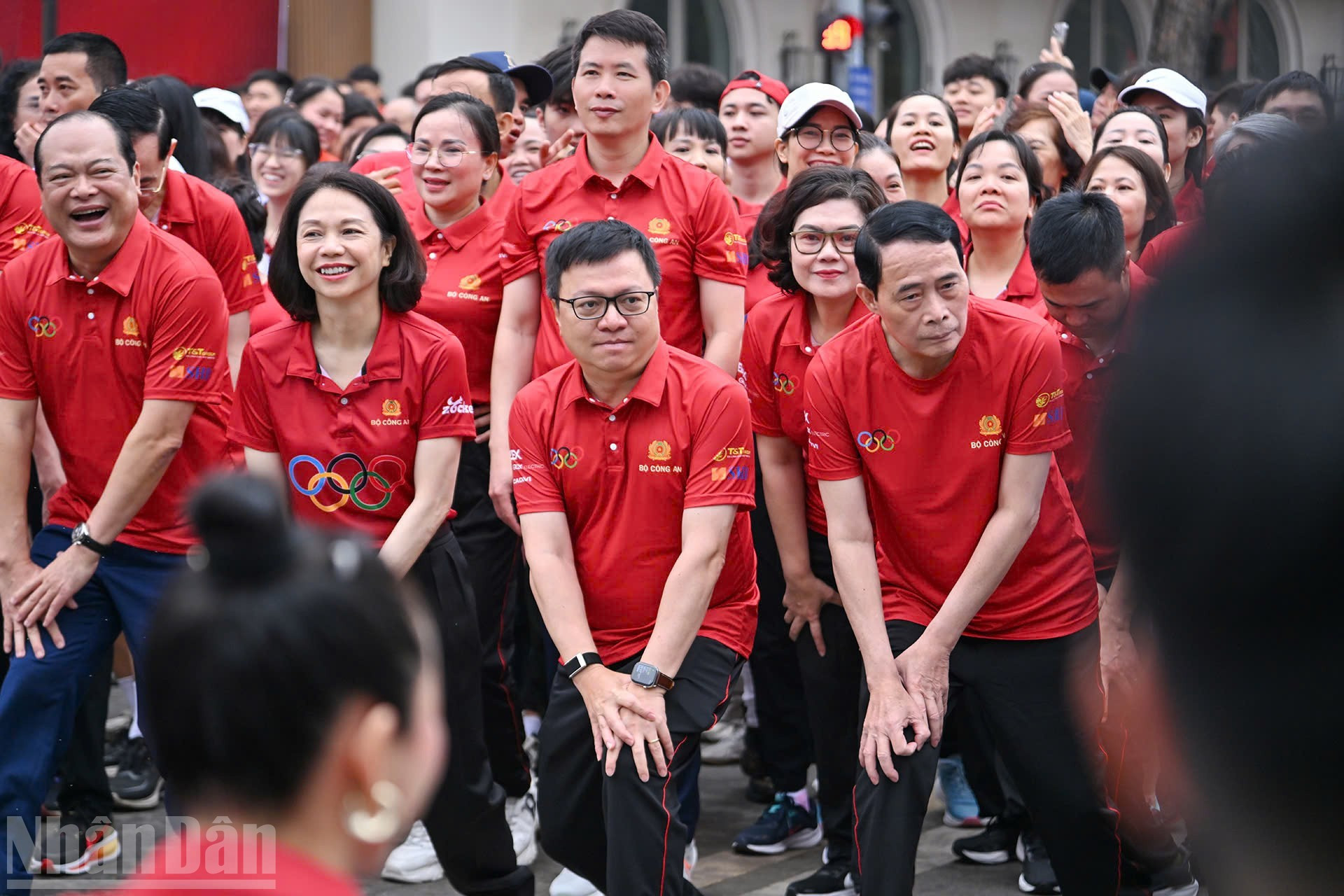 Delegados realizan ejercicios de calentamiento antes de la carrera.