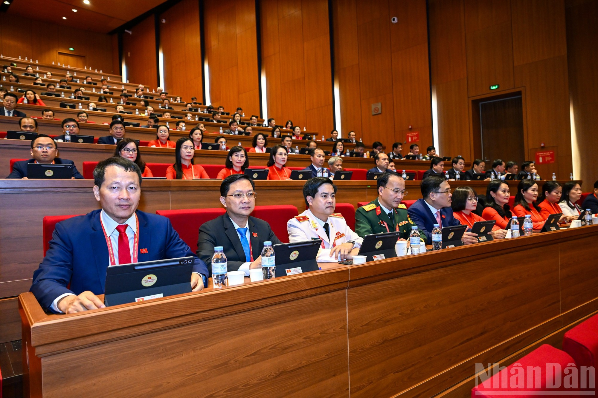 La delegación del Comité del Partido de la provincia de Dong Nai participa en el debate. (Foto: DUY LINH)