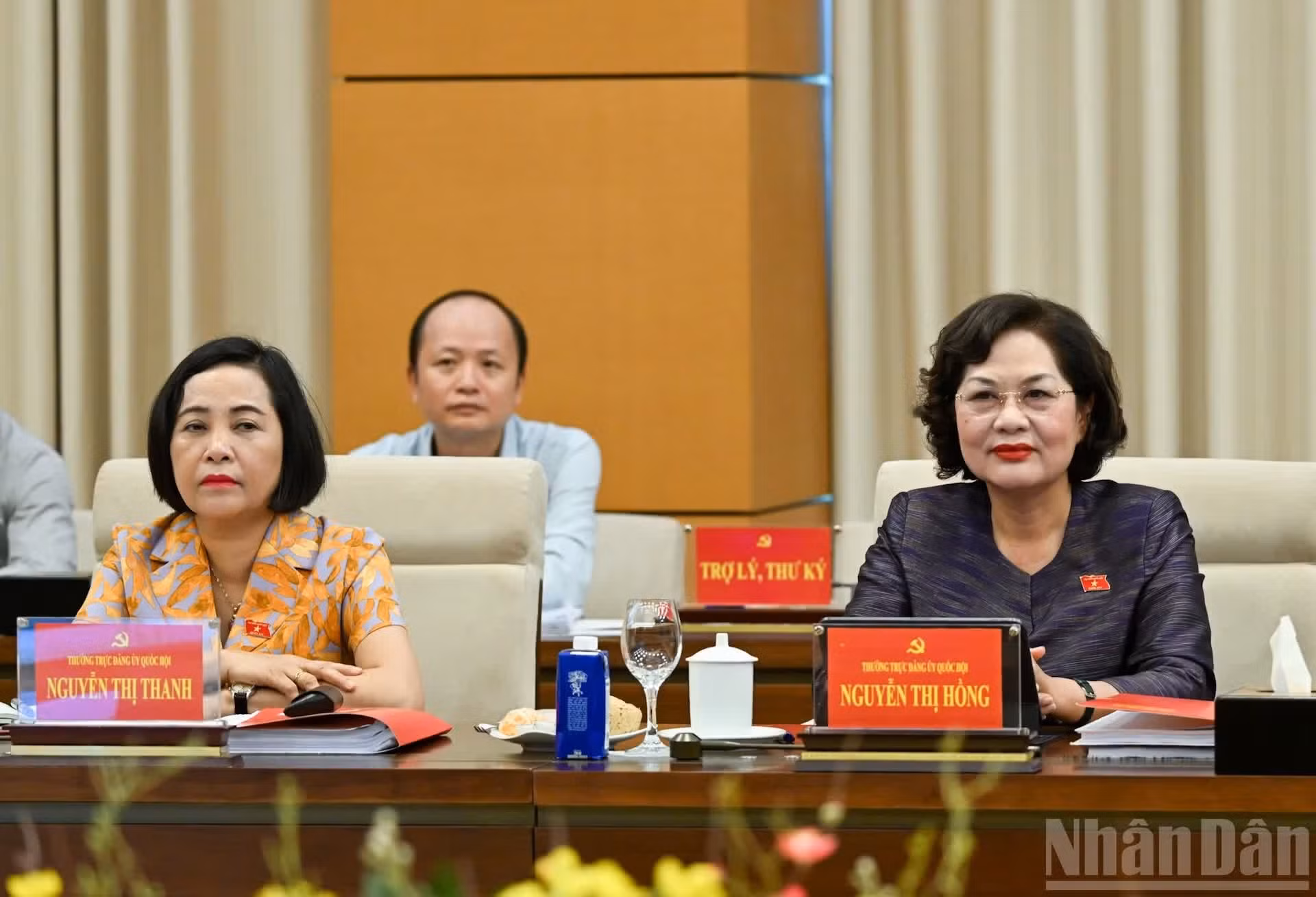 Las vicepresidentas de la Asamblea Nacional asisten a la reunión. (Foto: DUY LINH)