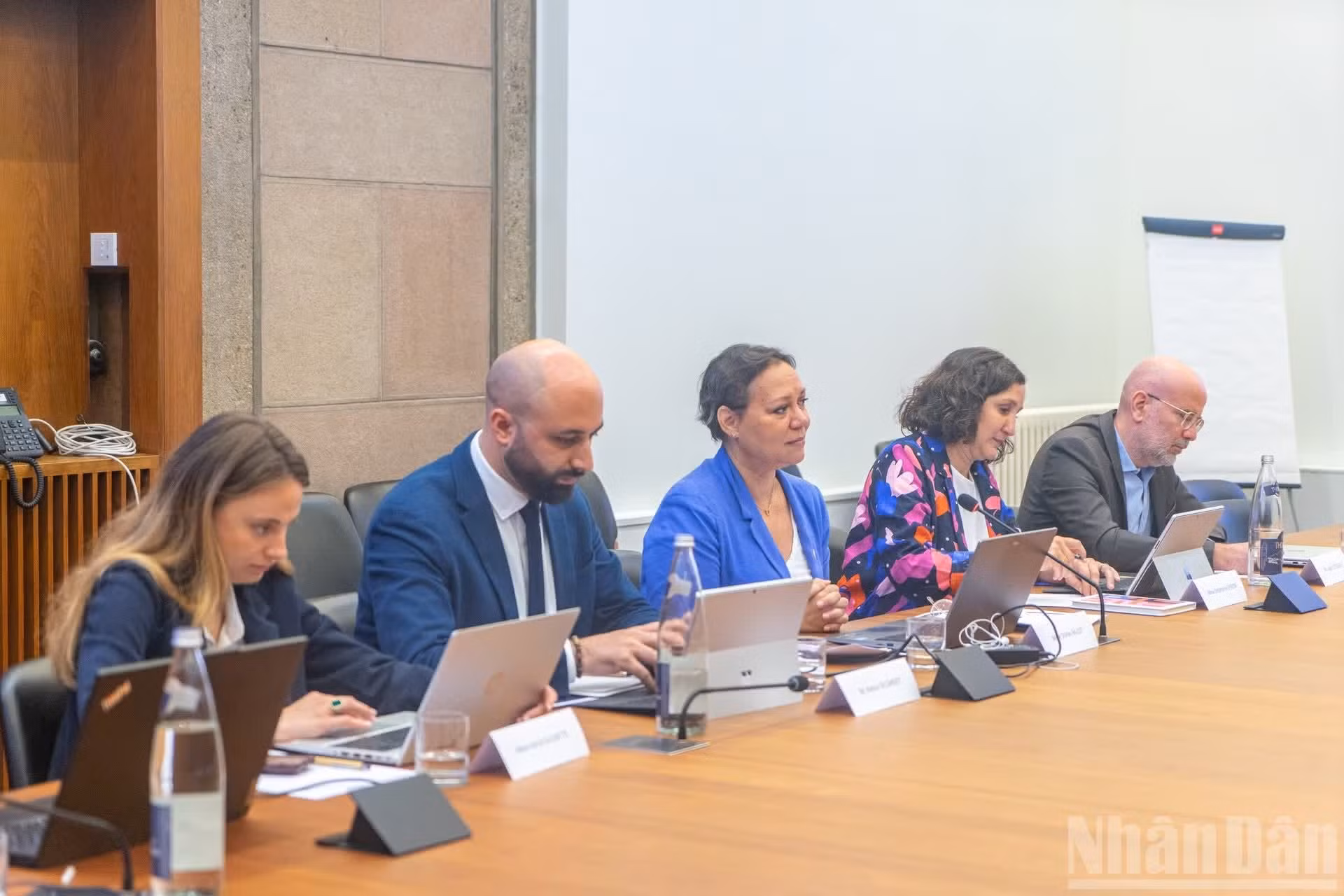 Los representantes del CESE presentan el modelo organizativo, las funciones y el mecanismo de funcionamiento de esta institución consultiva del Gobierno y del Parlamento franceses en los ámbitos económico, social y medioambiental, y exponen prácticas sobre la promoción del diálogo social y la participación de las organizaciones representativas y de la ciudadanía en la formulación de políticas públicas.