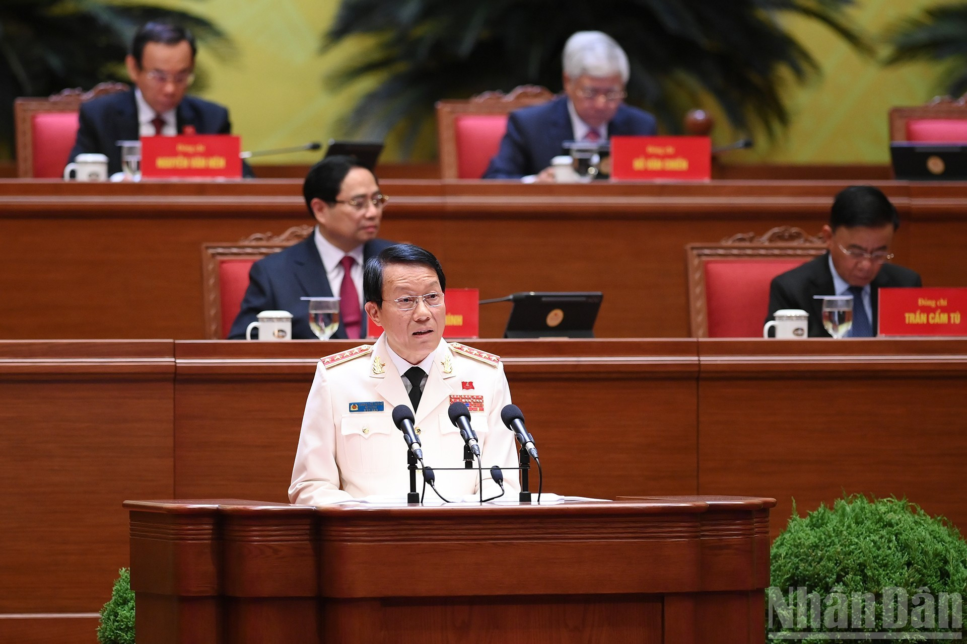 El general Luong Tam Quang, miembro del Buró Político, secretario del Comité del Partido de la Seguridad Pública Central y ministro de Seguridad Pública, interviene en la sesión. (Foto: DUY LINH)