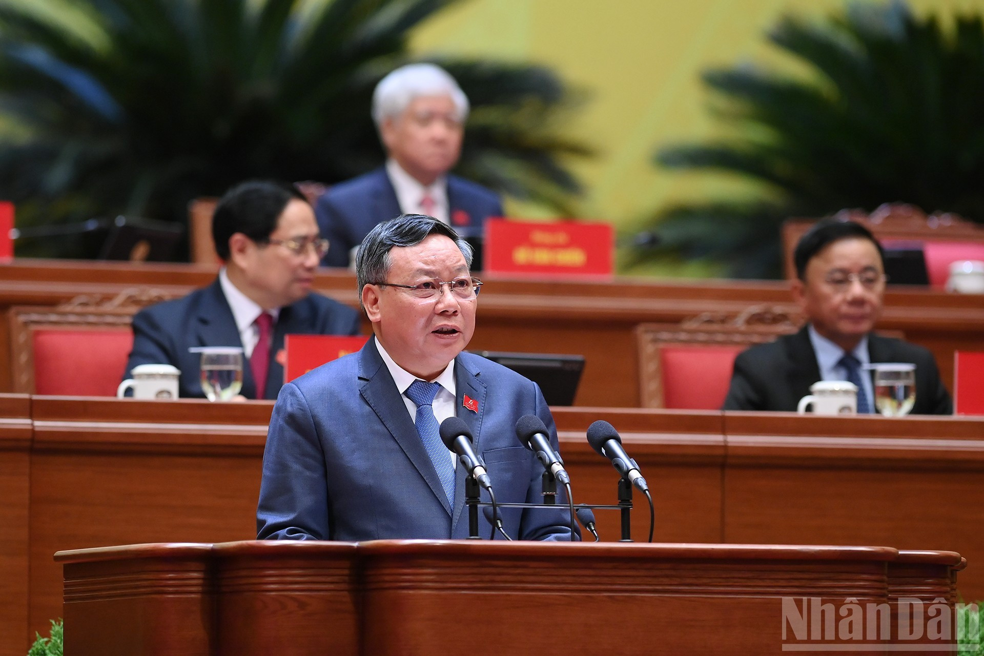 El subsecretario permanente del Comité del Partido de Hanói, Nguyen Van Phong, presenta su intervención en la sesión de debate. (Foto: DUY LINH)