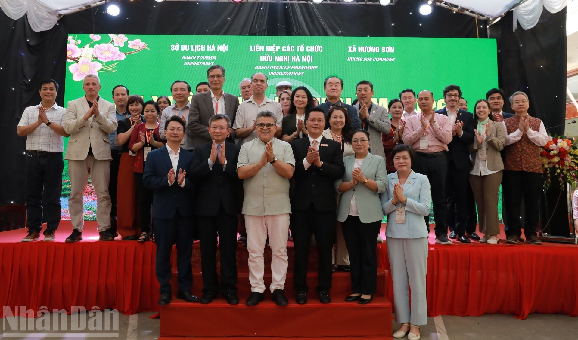 Los visitantes se toman fotos de recuerdo con el comité organizador del programa.