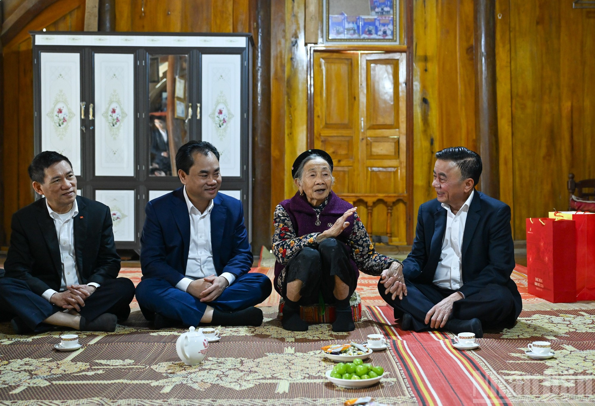 Tran Cam Tu y la delegación que lo acompaña visitan a la Madre Heroica de Vietnam Ha Thi Hao.
