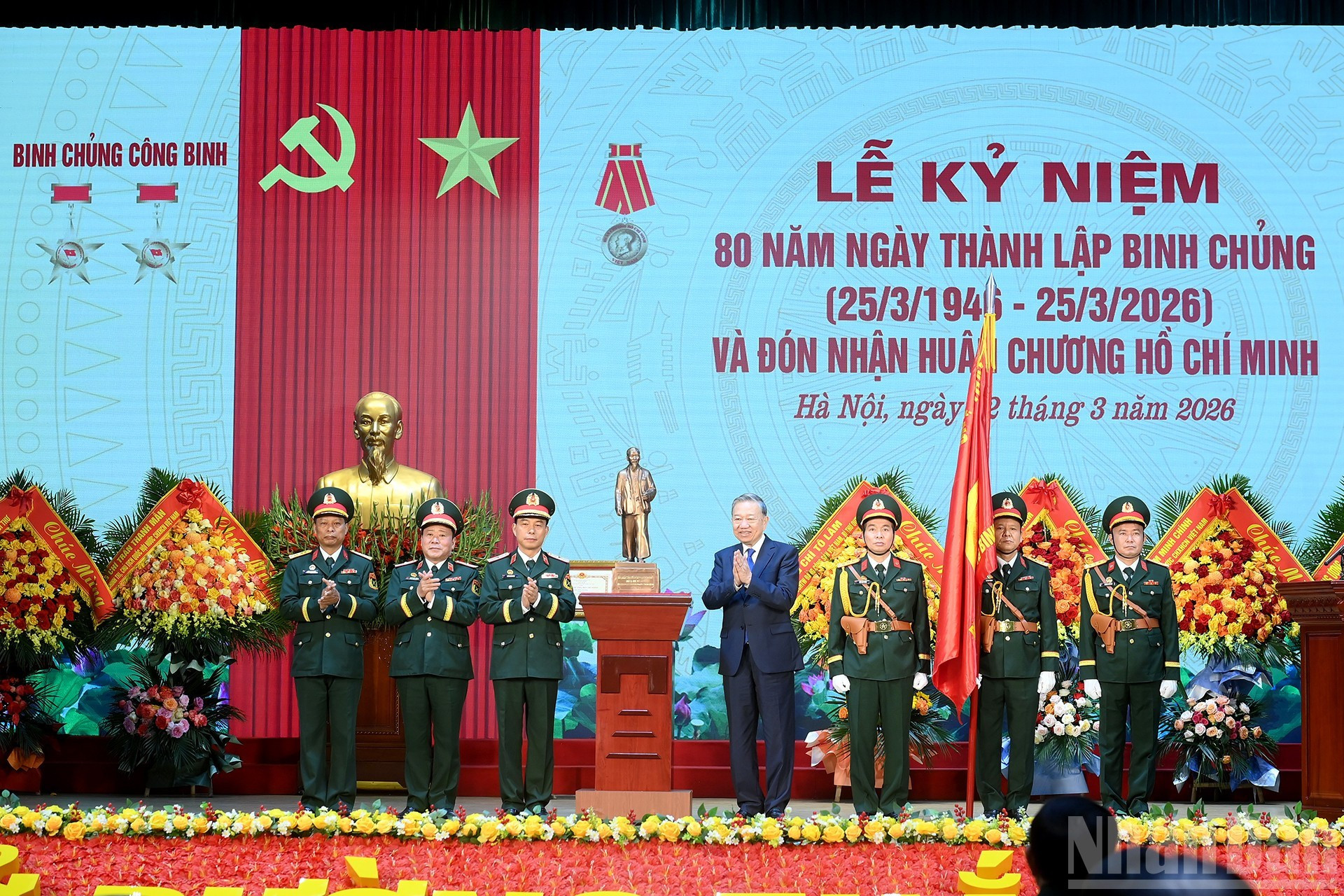 To Lam entrega una estatua del Presidente Ho Chi Minh al Cuerpo de Ingenieros.