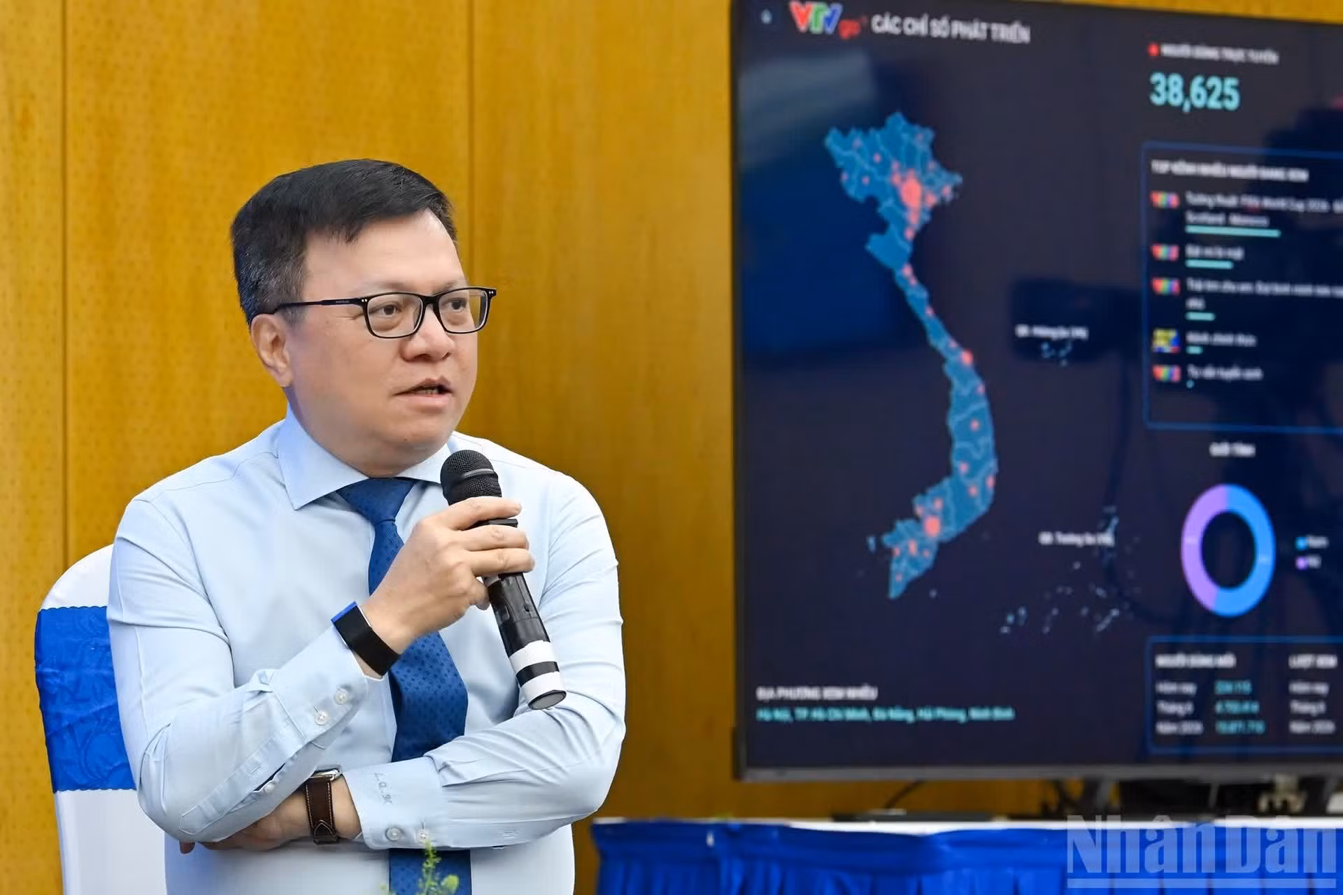 Le Quoc Minh, presidente-editor del periódico Nhan Dan (Pueblo), interviene en el debate.