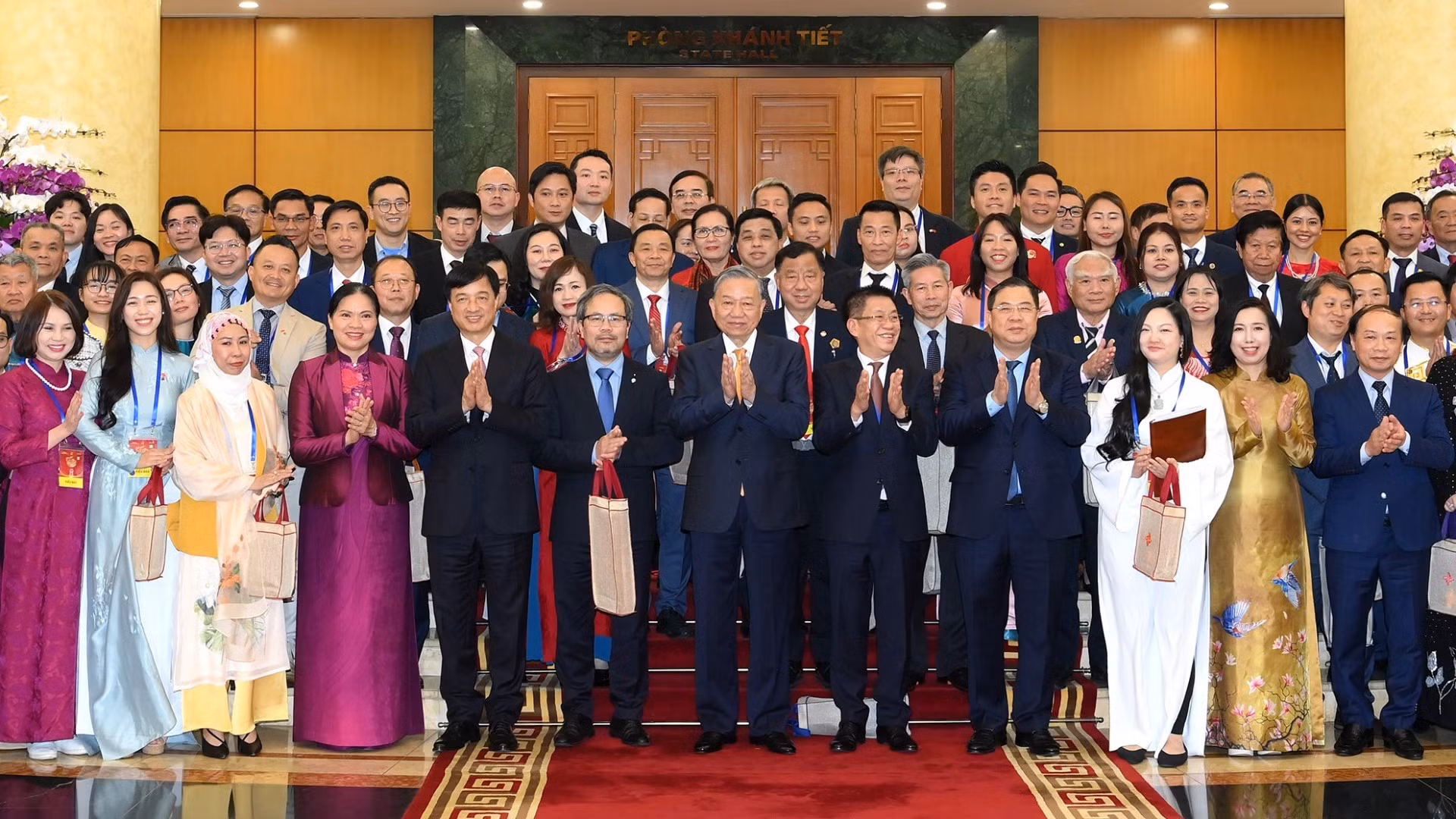 El secretario general del PCV, To Lam, junto con los representantes destacados de la comunidad de vietnamitas en el exterior.