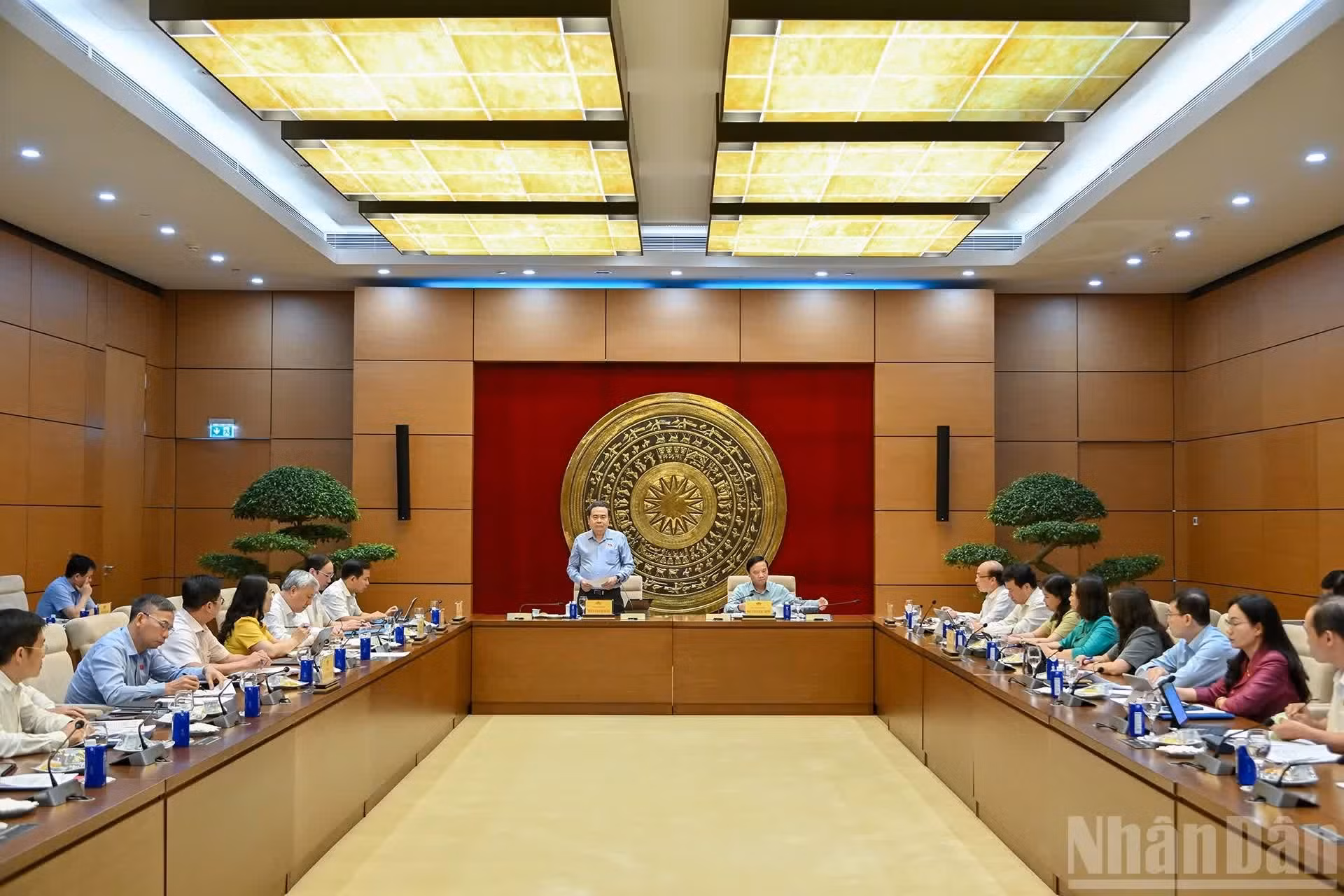 Vista general de la reunión de trabajo entre el presidente de la ANV, Tran Thanh Man, y el Buró Permanente de la Comisión de Jurídica y Judicial.