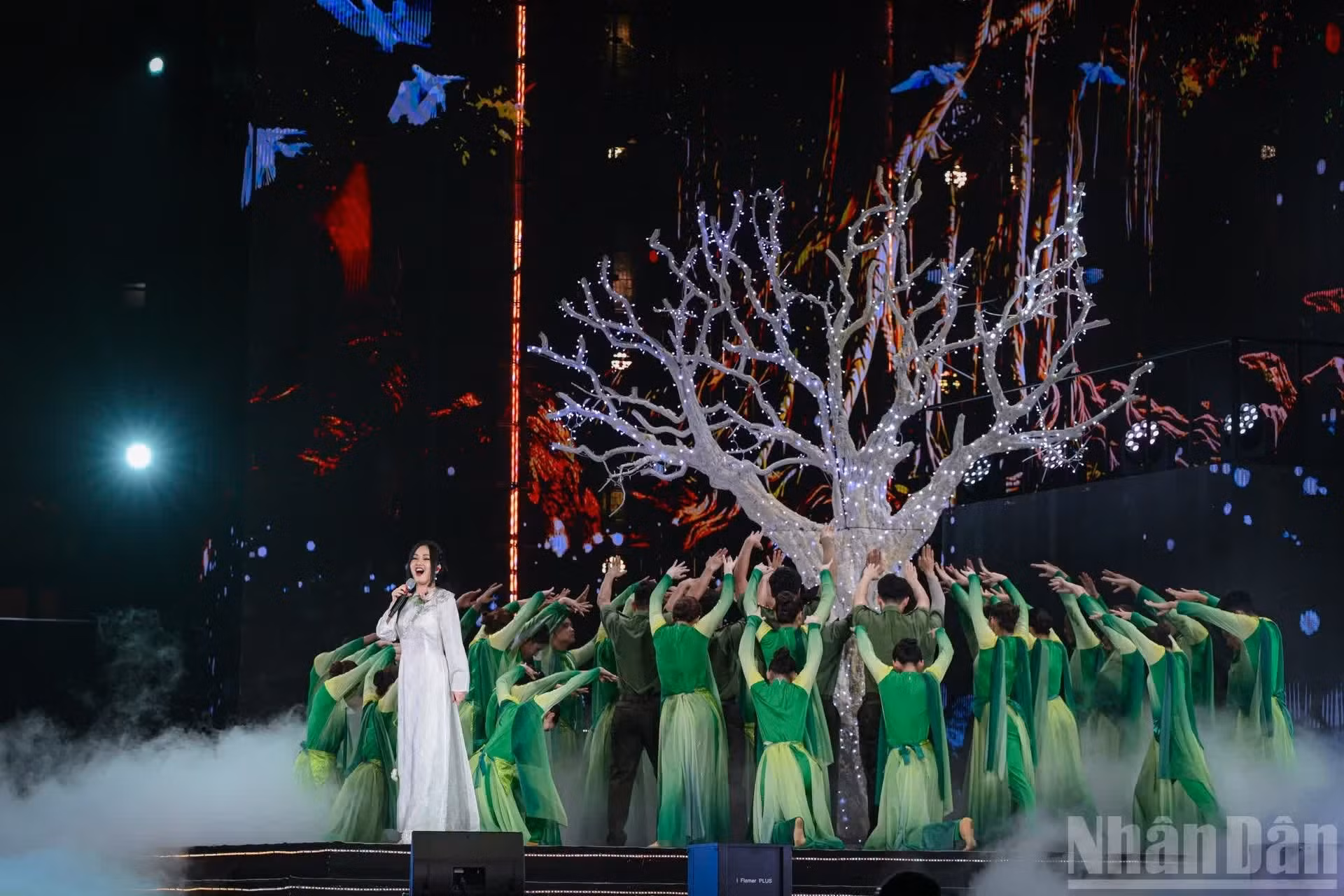 La cantante Hong Nhung interpreta la canción "Una vida humana, un bosque de árboles", del compositor Tran Long An.
